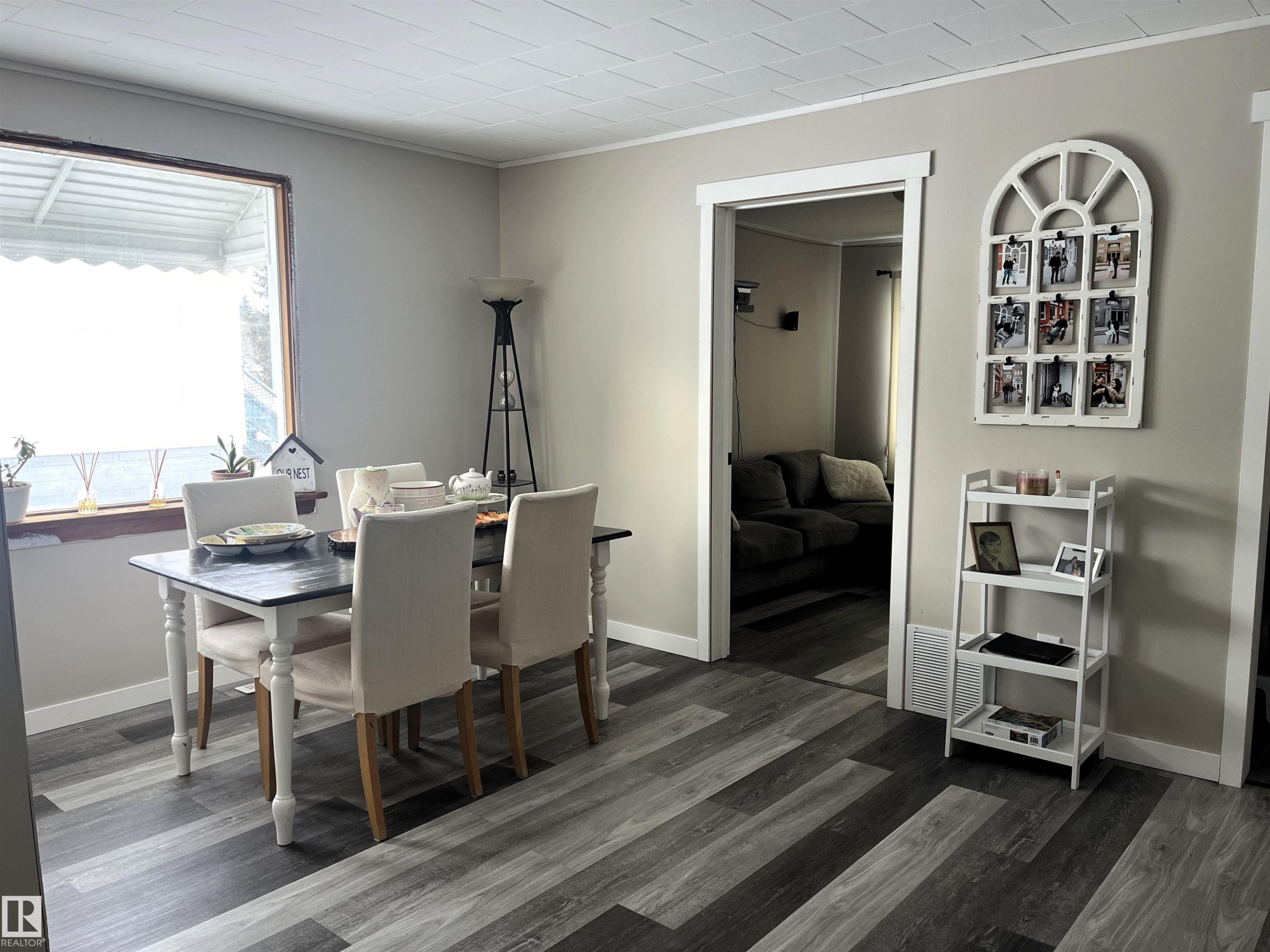 Dining room with crown molding and dark wood-style flooring - 4811 48 Ave, Evansburg, AB - Indoor