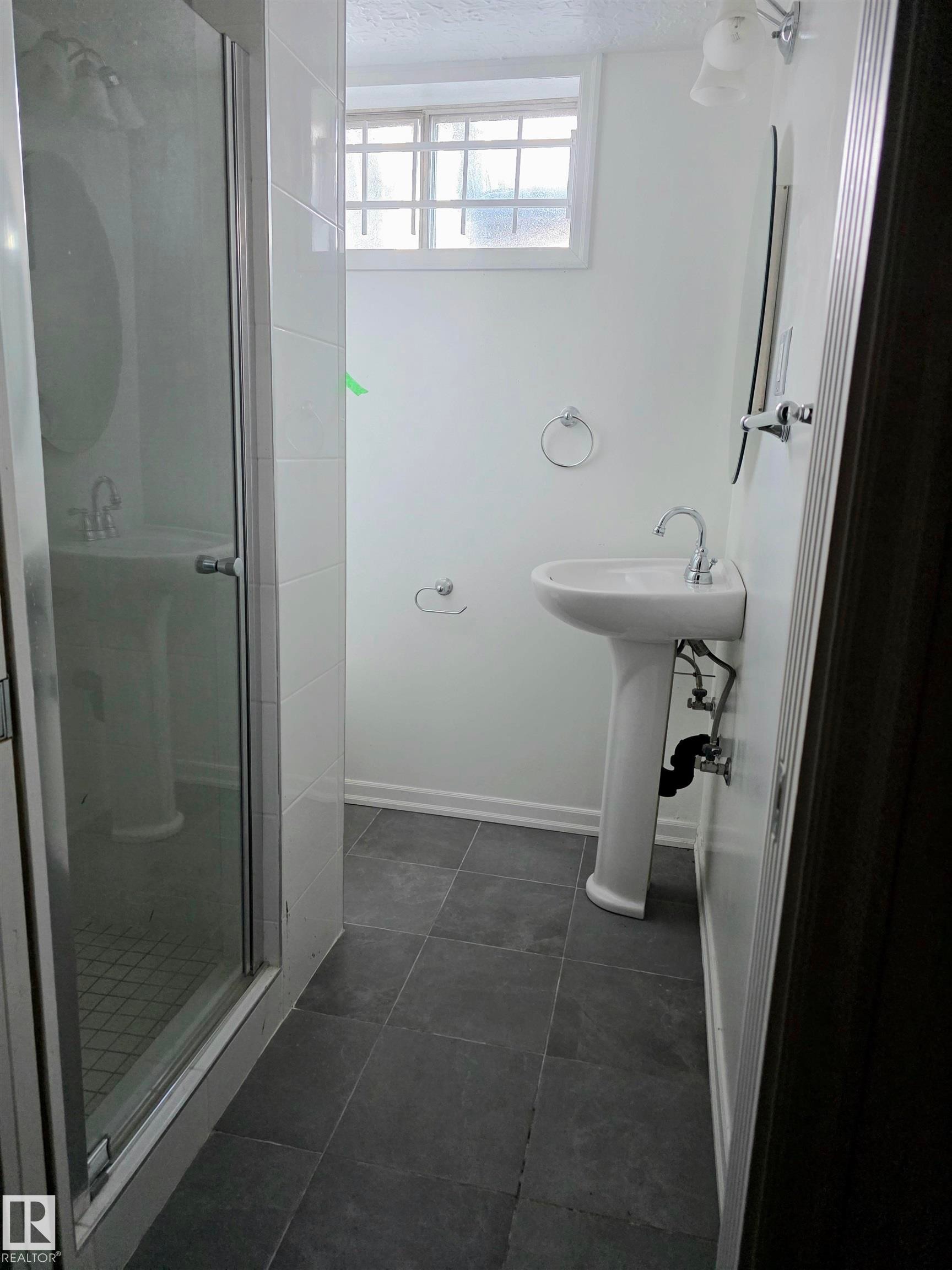 Edmonton, AB - Indoor Photo Showing Bathroom