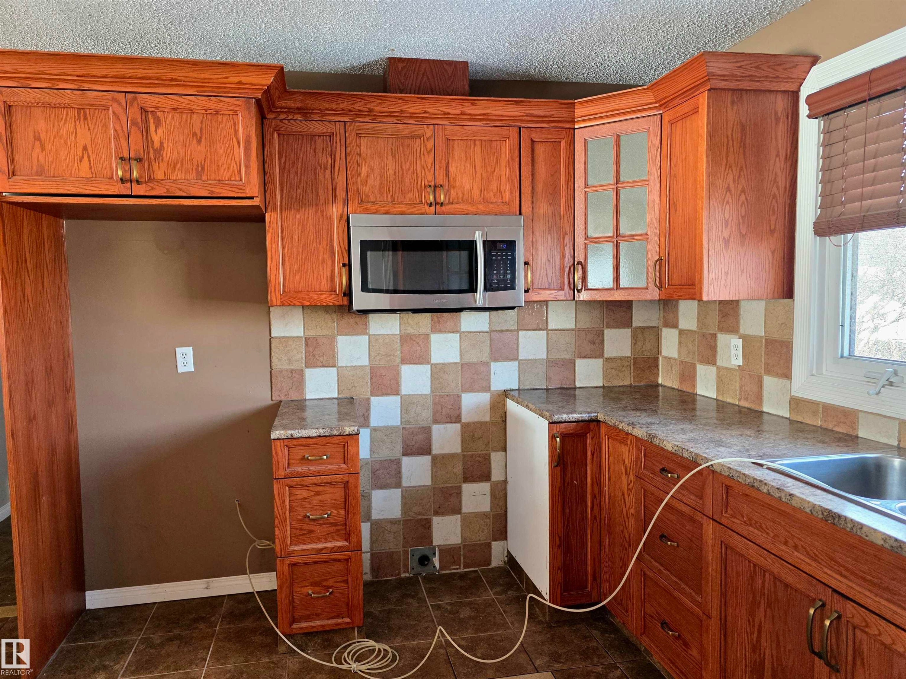 Edmonton, AB - Indoor Photo Showing Kitchen