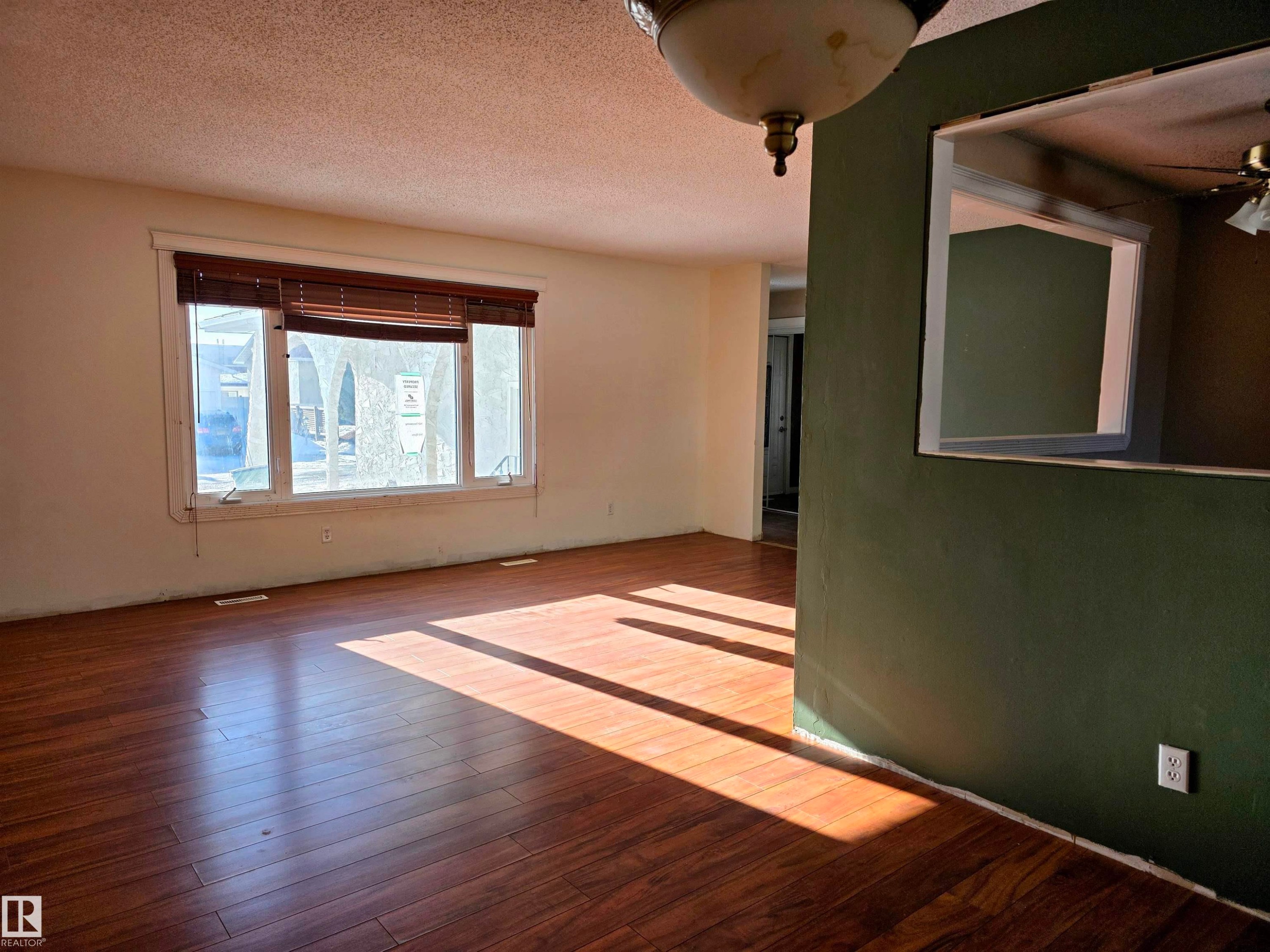 Edmonton, AB - Indoor Photo Showing Other Room