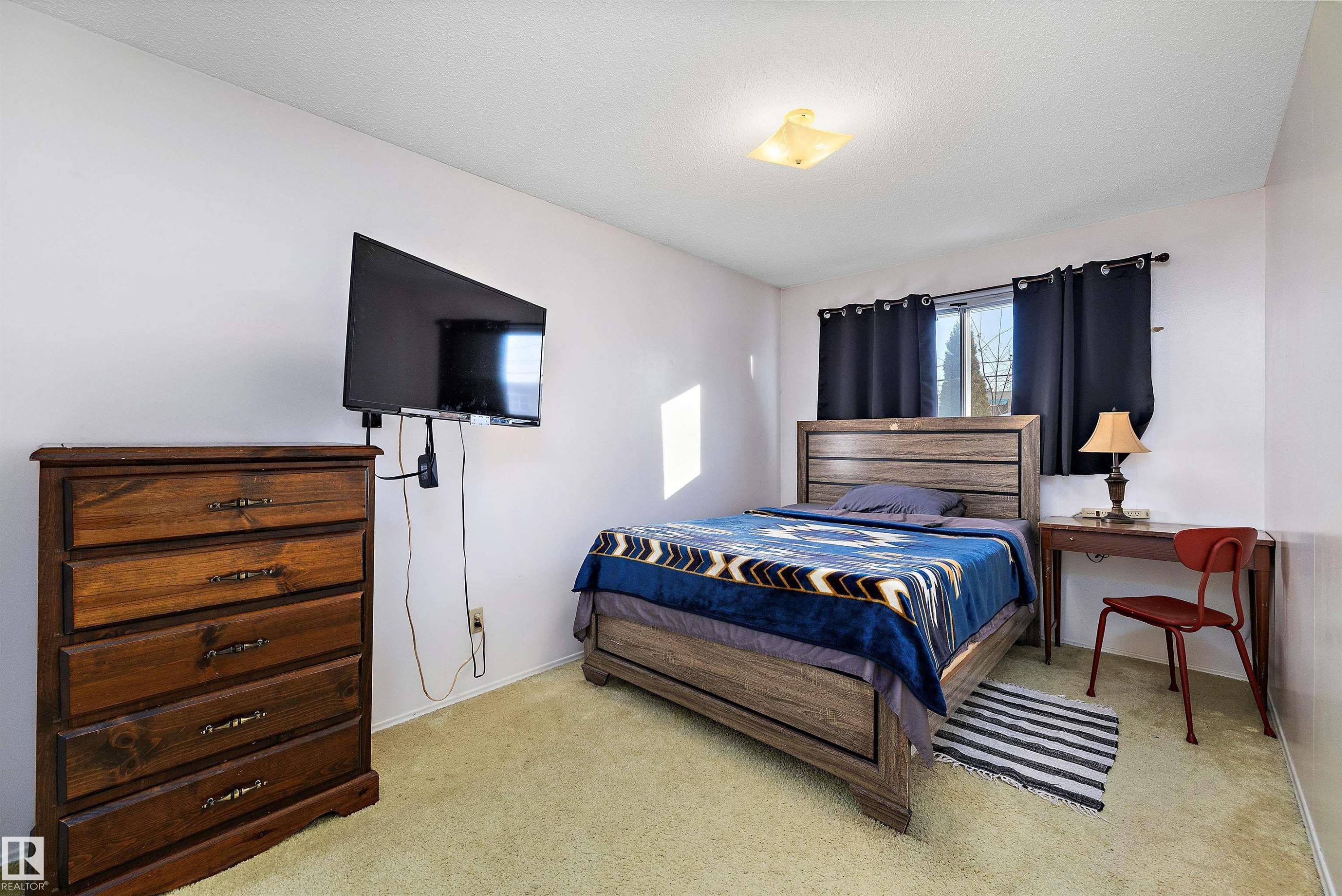 Bedroom with carpet flooring and baseboards - 12117 91 Street, Edmonton, AB - Indoor Photo Showing Bedroom