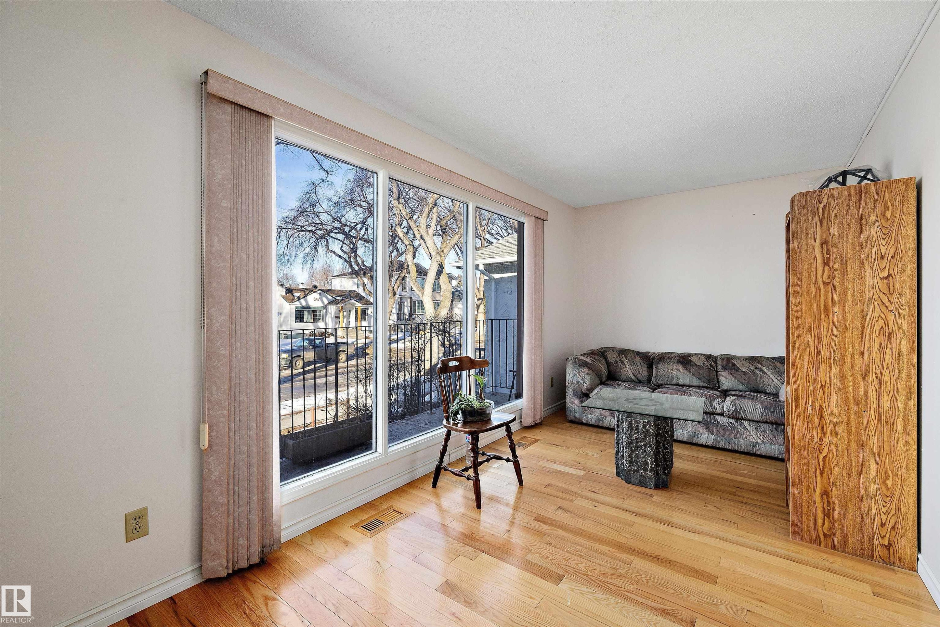 Sitting room with light wood-type flooring and baseboards - 12117 91 Street, Edmonton, AB - Indoor