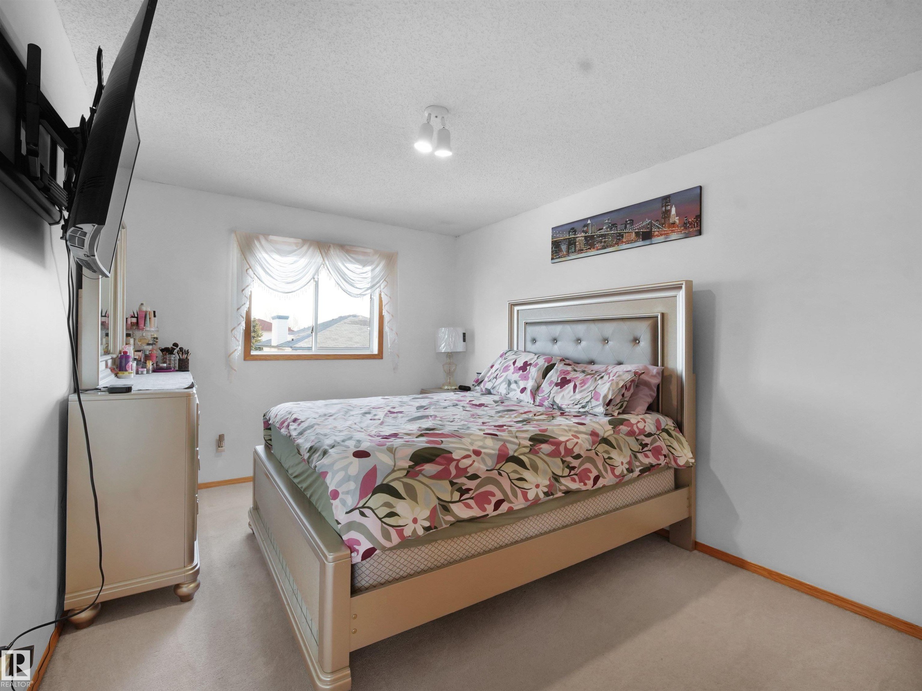 1238 Joyce Crescent, Edmonton, AB - Indoor Photo Showing Bedroom