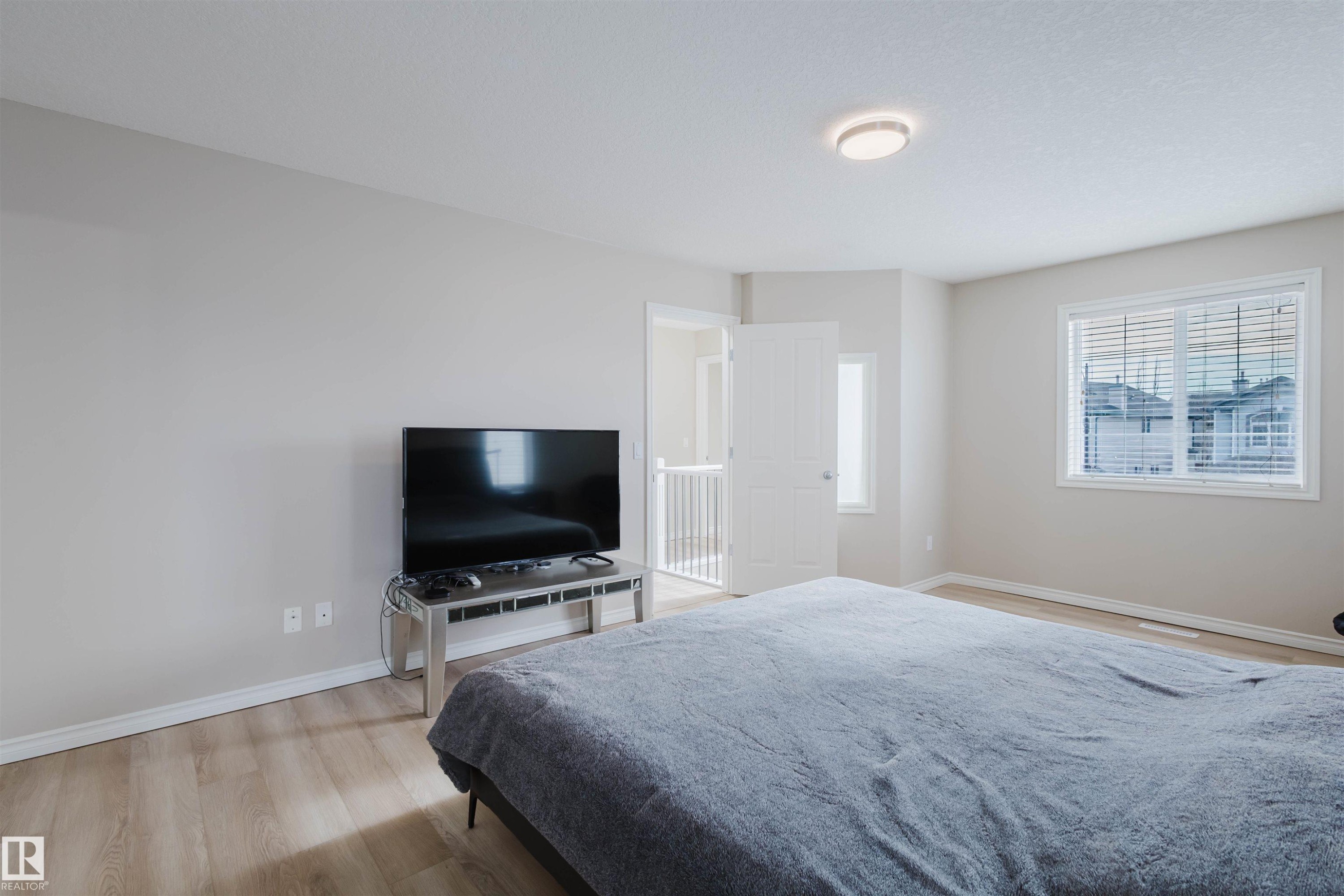 Bedroom with light wood-style floors and baseboards - 8420 Sloane Crescent, Edmonton, AB - Indoor Photo Showing Bedroom