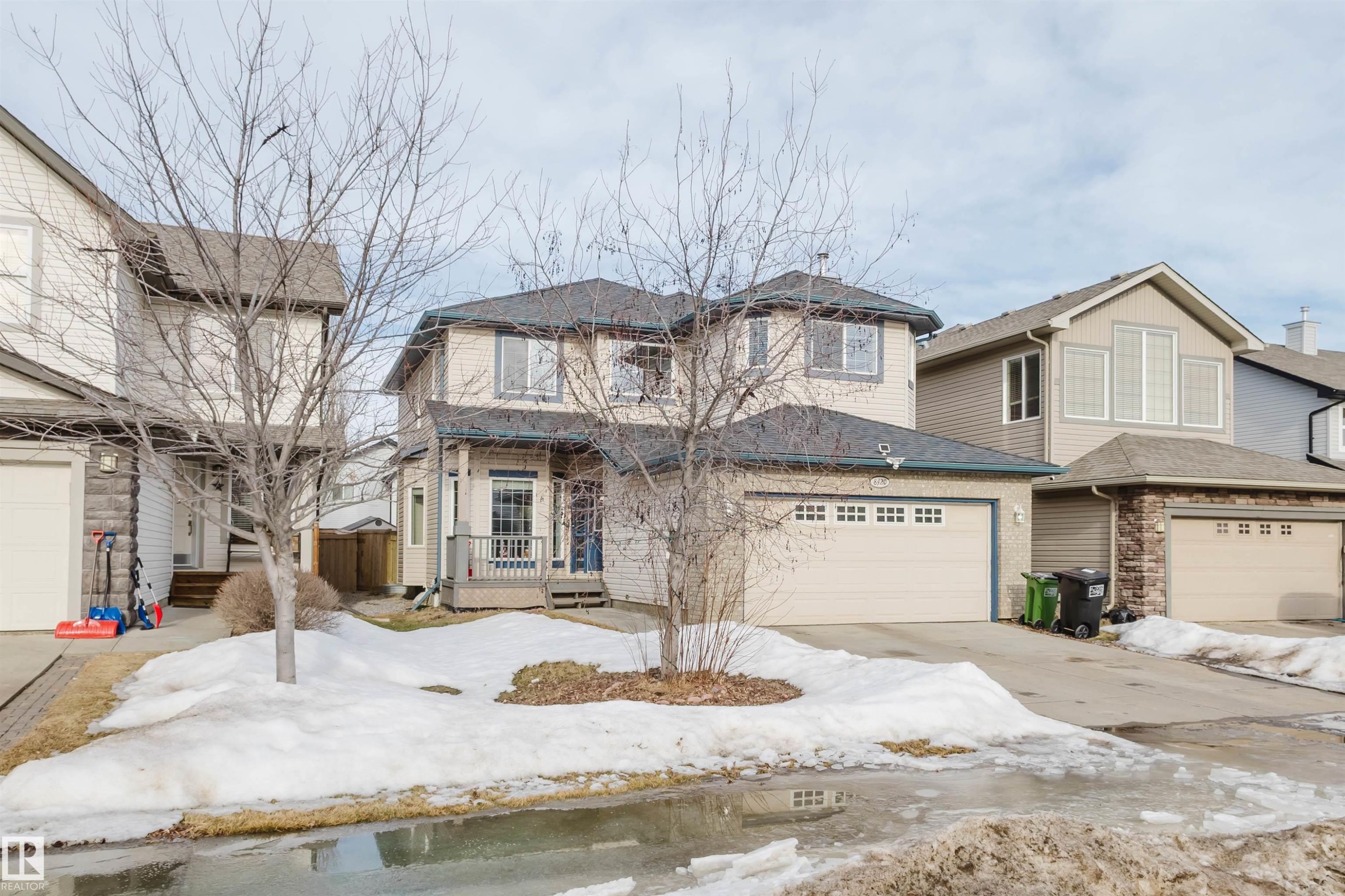 Traditional-style home with driveway and an attached garage - 8420 Sloane Crescent, Edmonton, AB - Outdoor With Facade