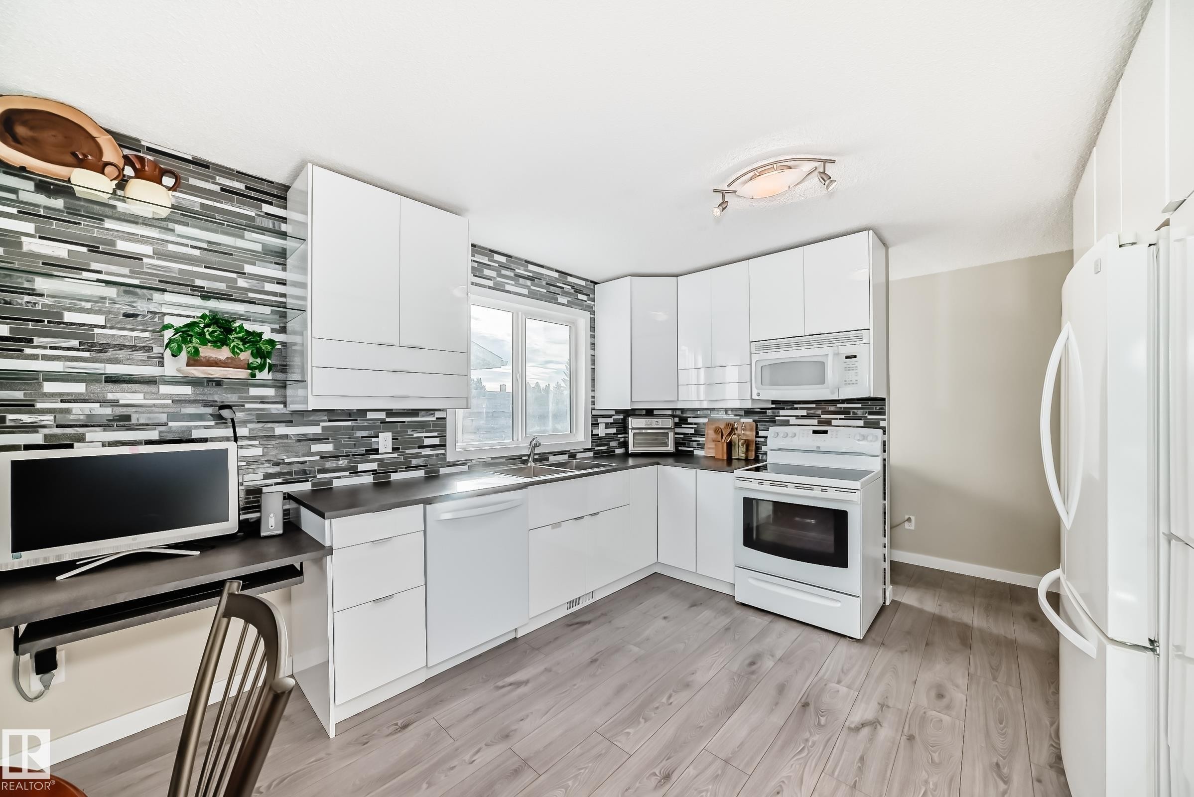 6111 18 Avenue Nw, Edmonton, AB - Indoor Photo Showing Kitchen