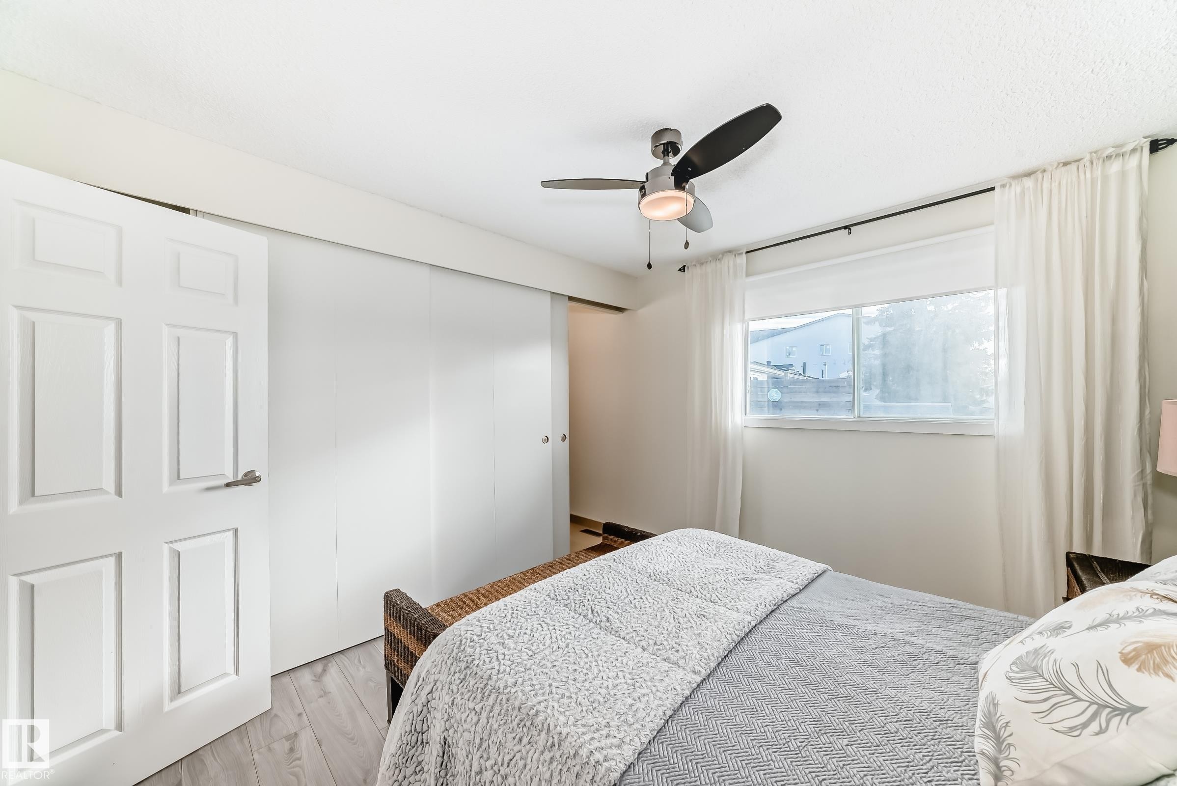 6111 18 Avenue Nw, Edmonton, AB - Indoor Photo Showing Bedroom