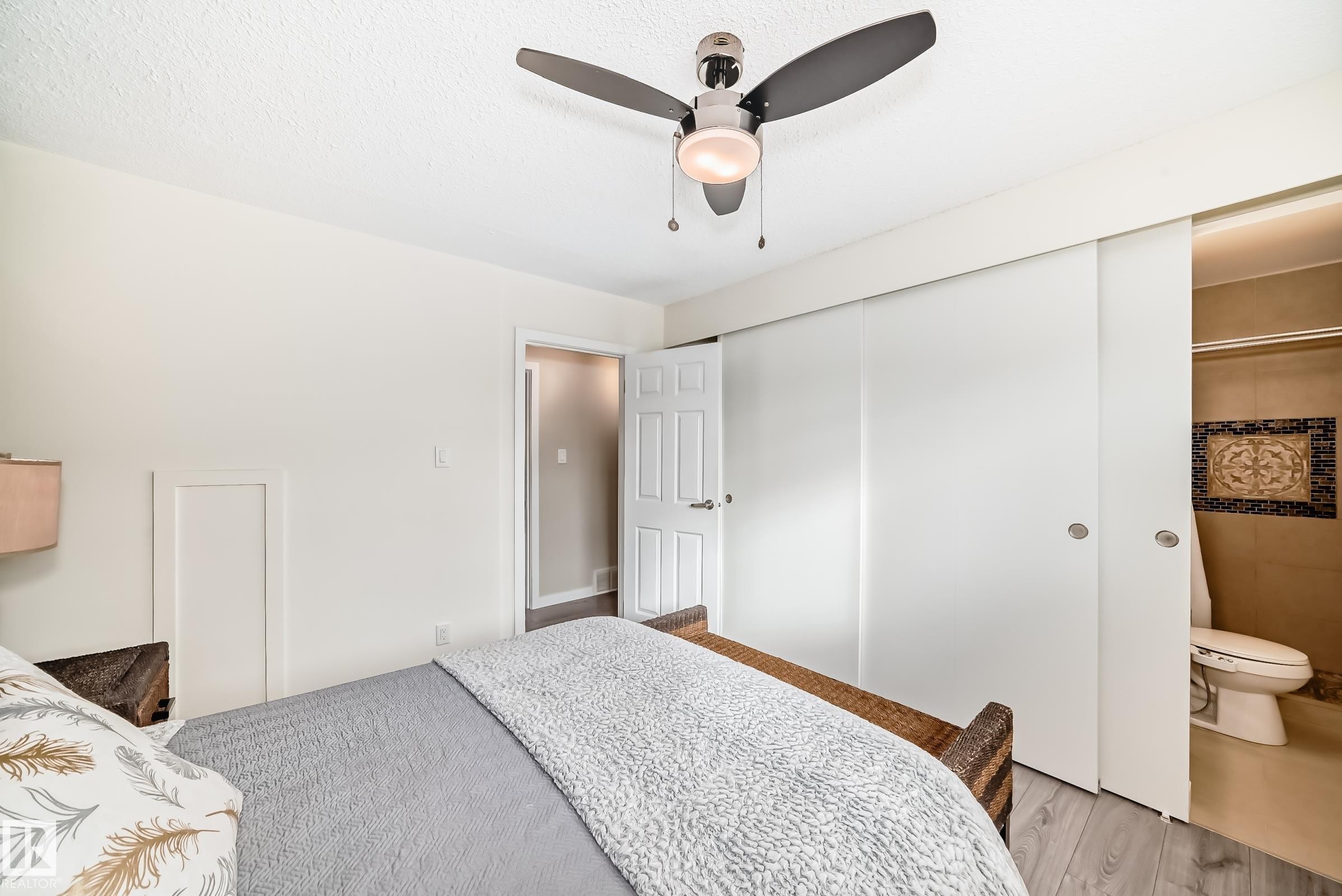6111 18 Avenue Nw, Edmonton, AB - Indoor Photo Showing Bedroom