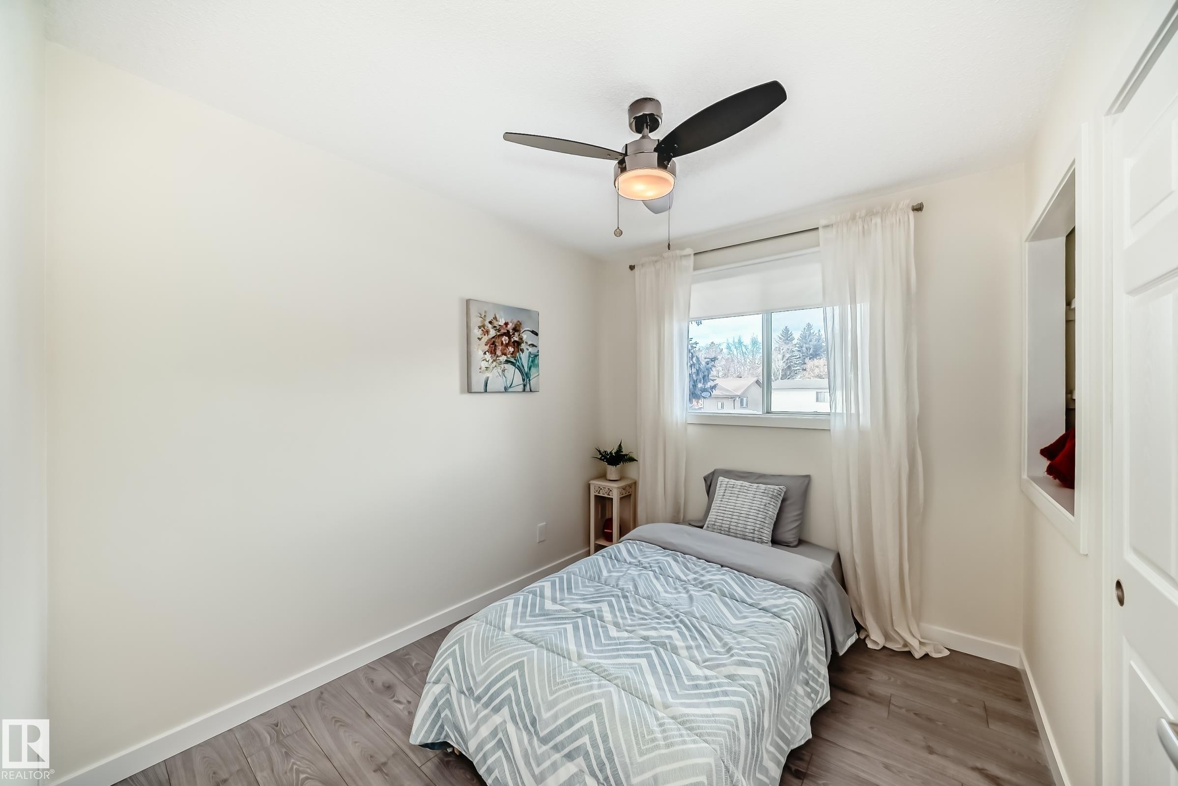 6111 18 Avenue Nw, Edmonton, AB - Indoor Photo Showing Bedroom