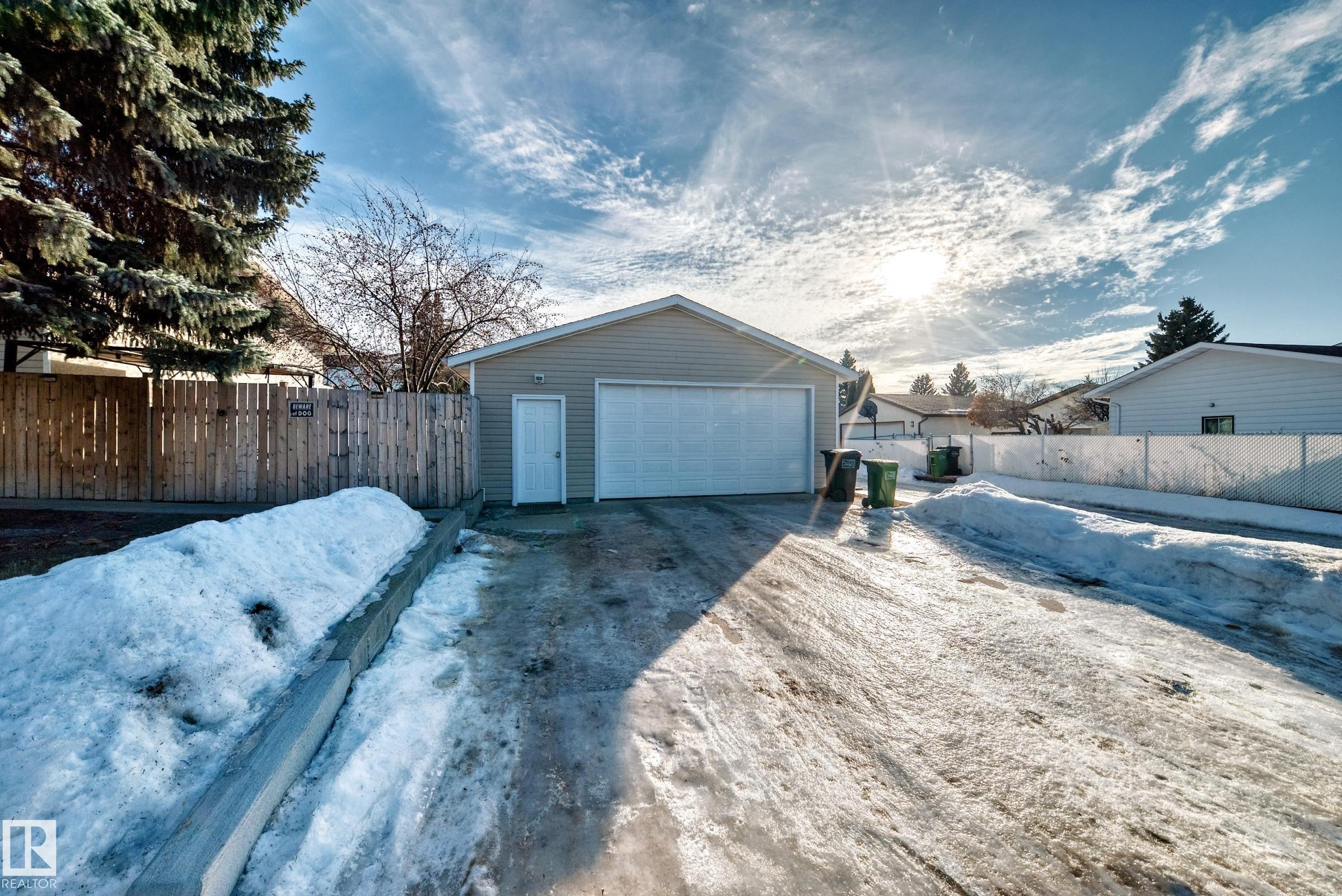6111 18 Avenue Nw, Edmonton, AB - Outdoor