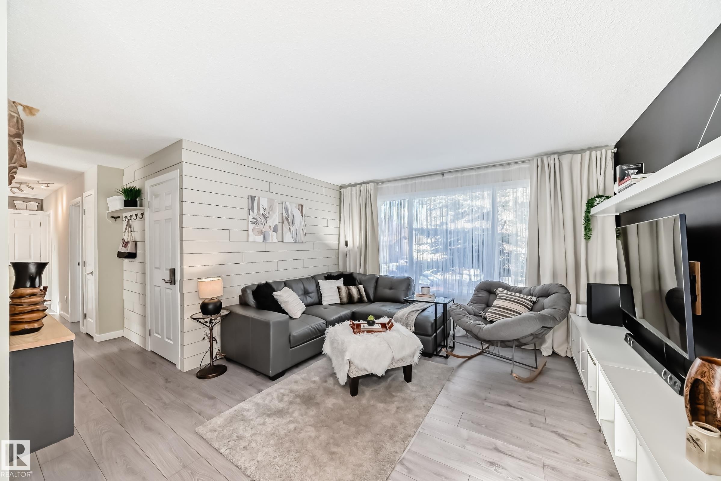 6111 18 Avenue Nw, Edmonton, AB - Indoor Photo Showing Living Room