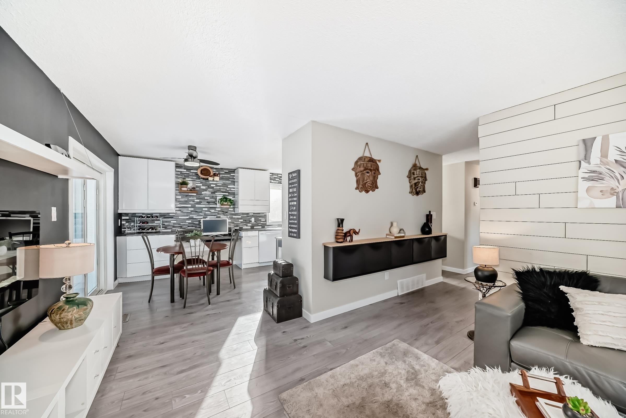 6111 18 Avenue Nw, Edmonton, AB - Indoor Photo Showing Living Room