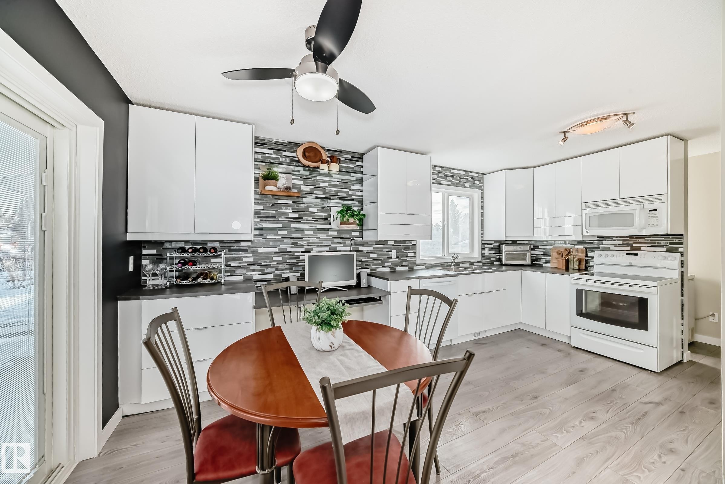 6111 18 Avenue Nw, Edmonton, AB - Indoor