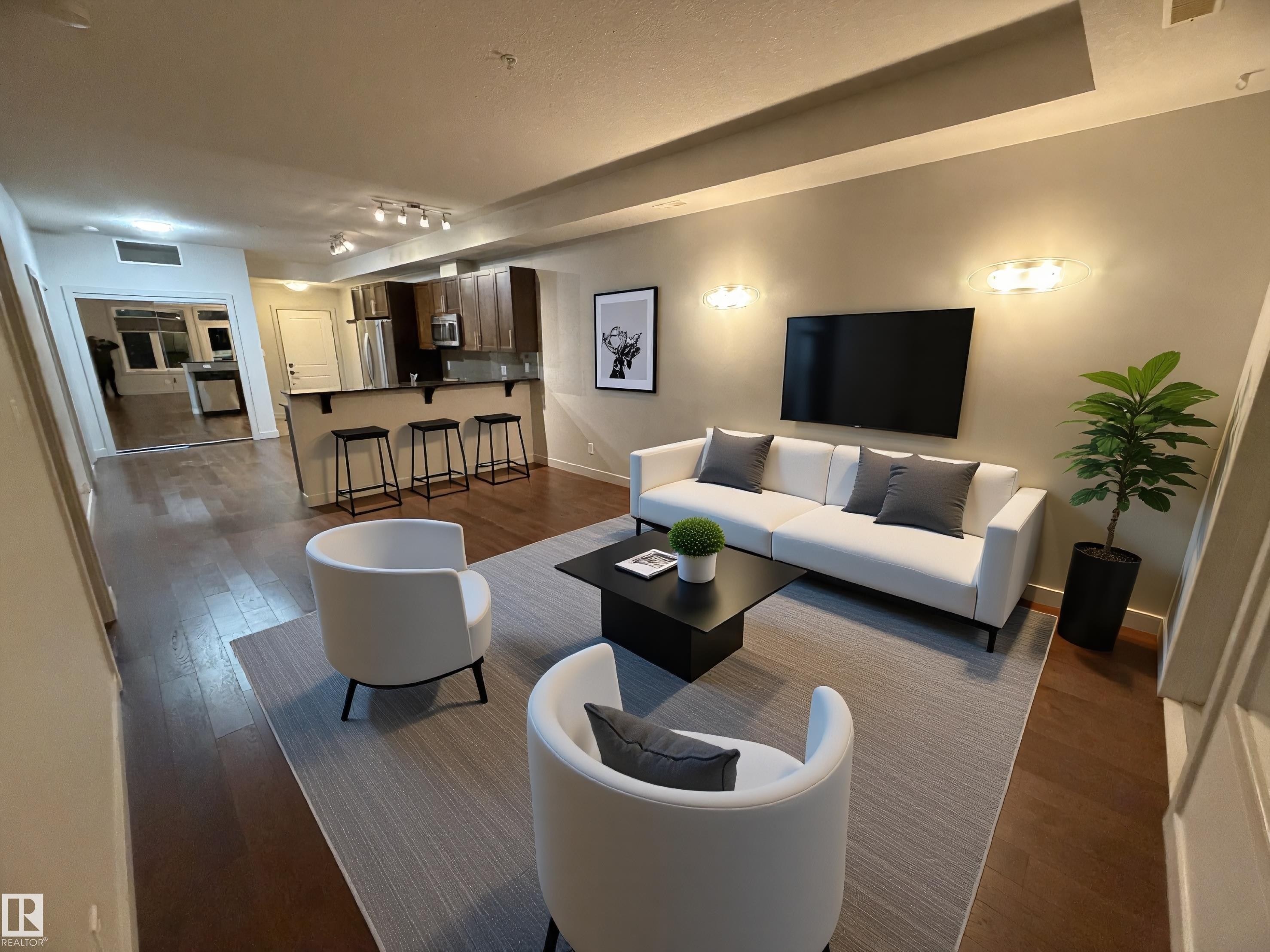 213 10811 72 Avenue, Edmonton, AB - Indoor Photo Showing Living Room