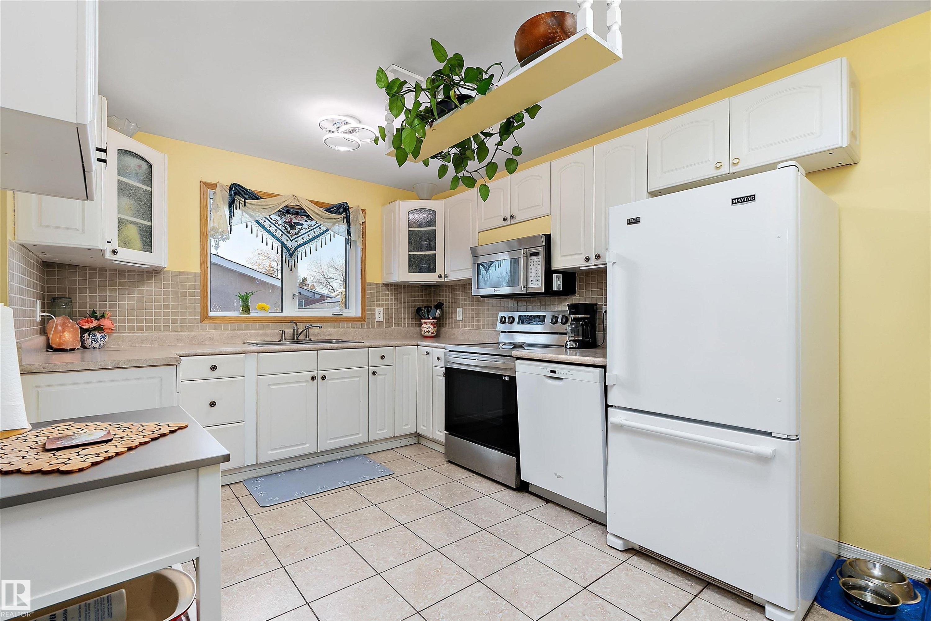 7 Mohawk Crescent, Leduc, AB - Indoor Photo Showing Kitchen