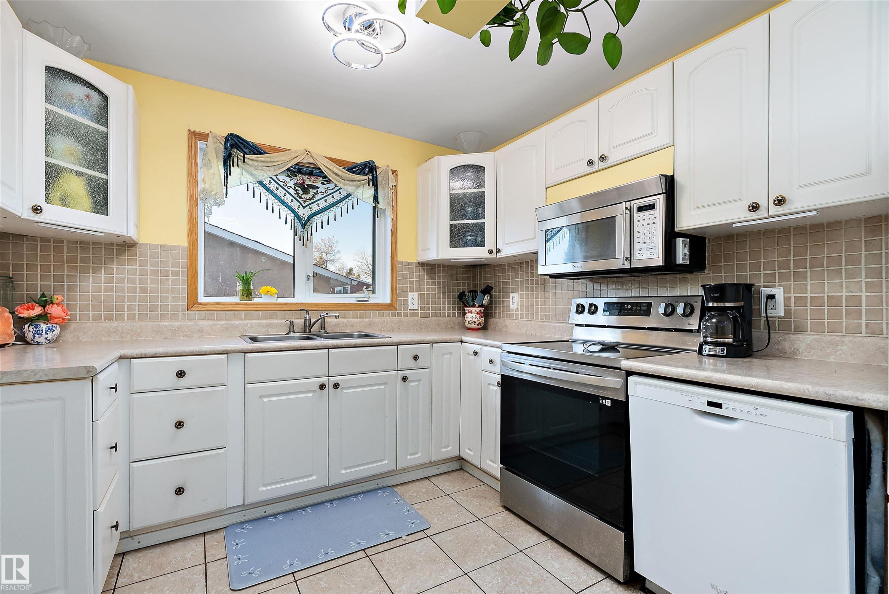 7 Mohawk Crescent, Leduc, AB - Indoor Photo Showing Kitchen With Double Sink