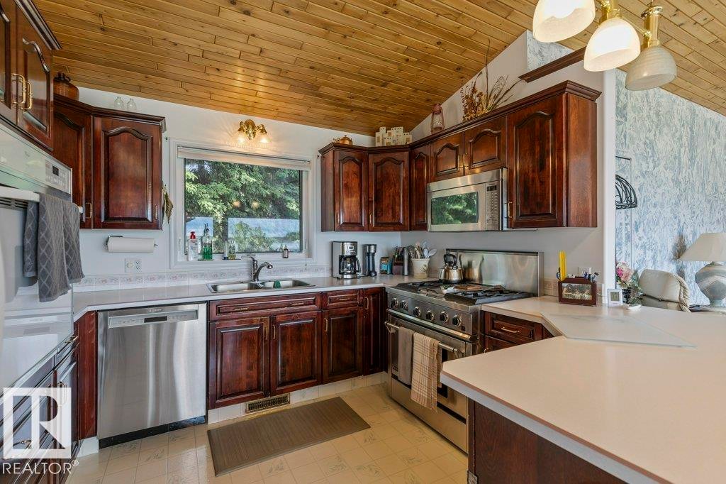 3013A Twp Rd 574, Rural Barrhead County, AB - Indoor Photo Showing Kitchen With Double Sink