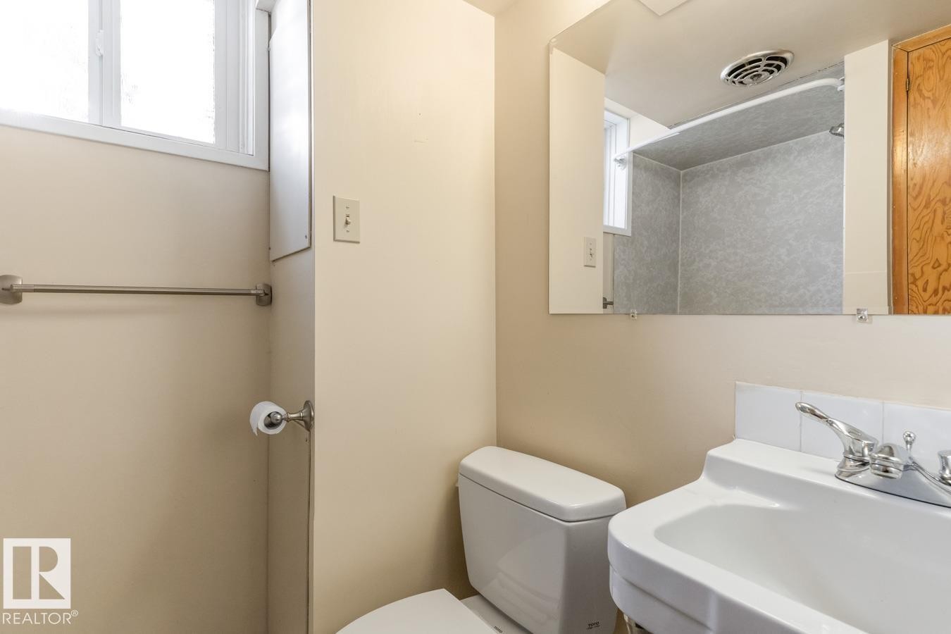 Edmonton, AB - Indoor Photo Showing Bathroom