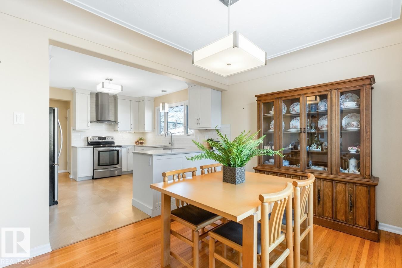 Edmonton, AB - Indoor Photo Showing Dining Room