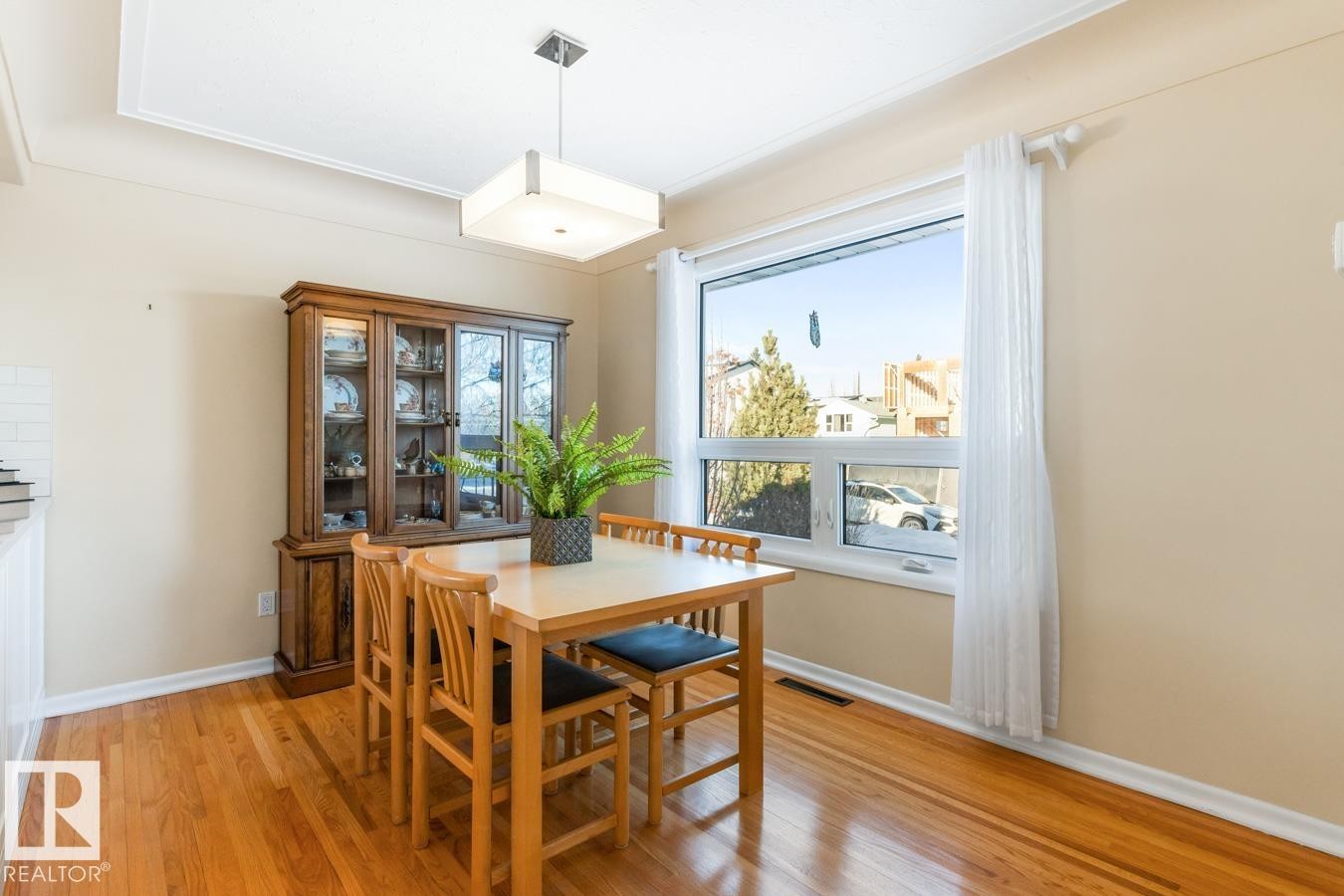 Edmonton, AB - Indoor Photo Showing Dining Room