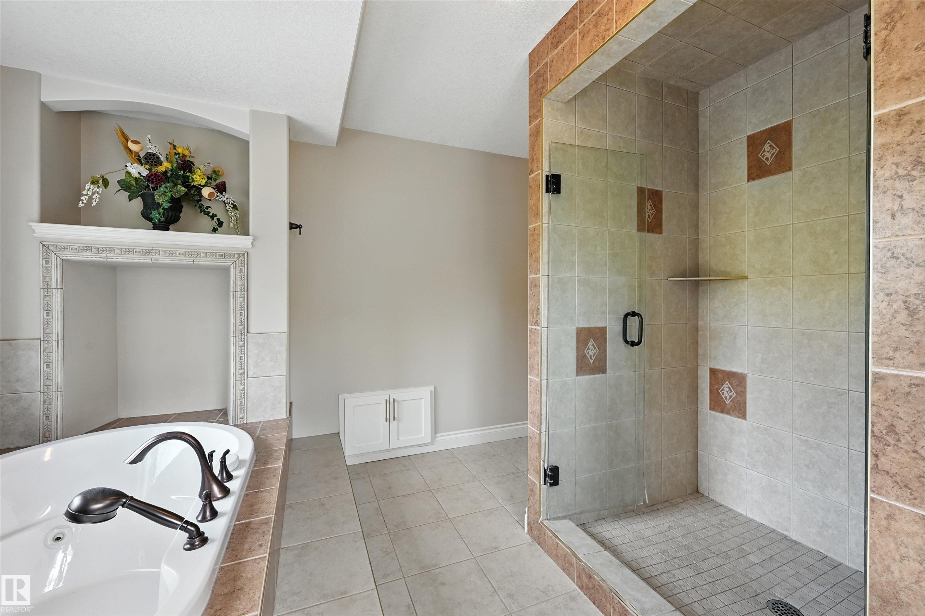 2426 Martell Crescent, Edmonton, AB - Indoor Photo Showing Bathroom