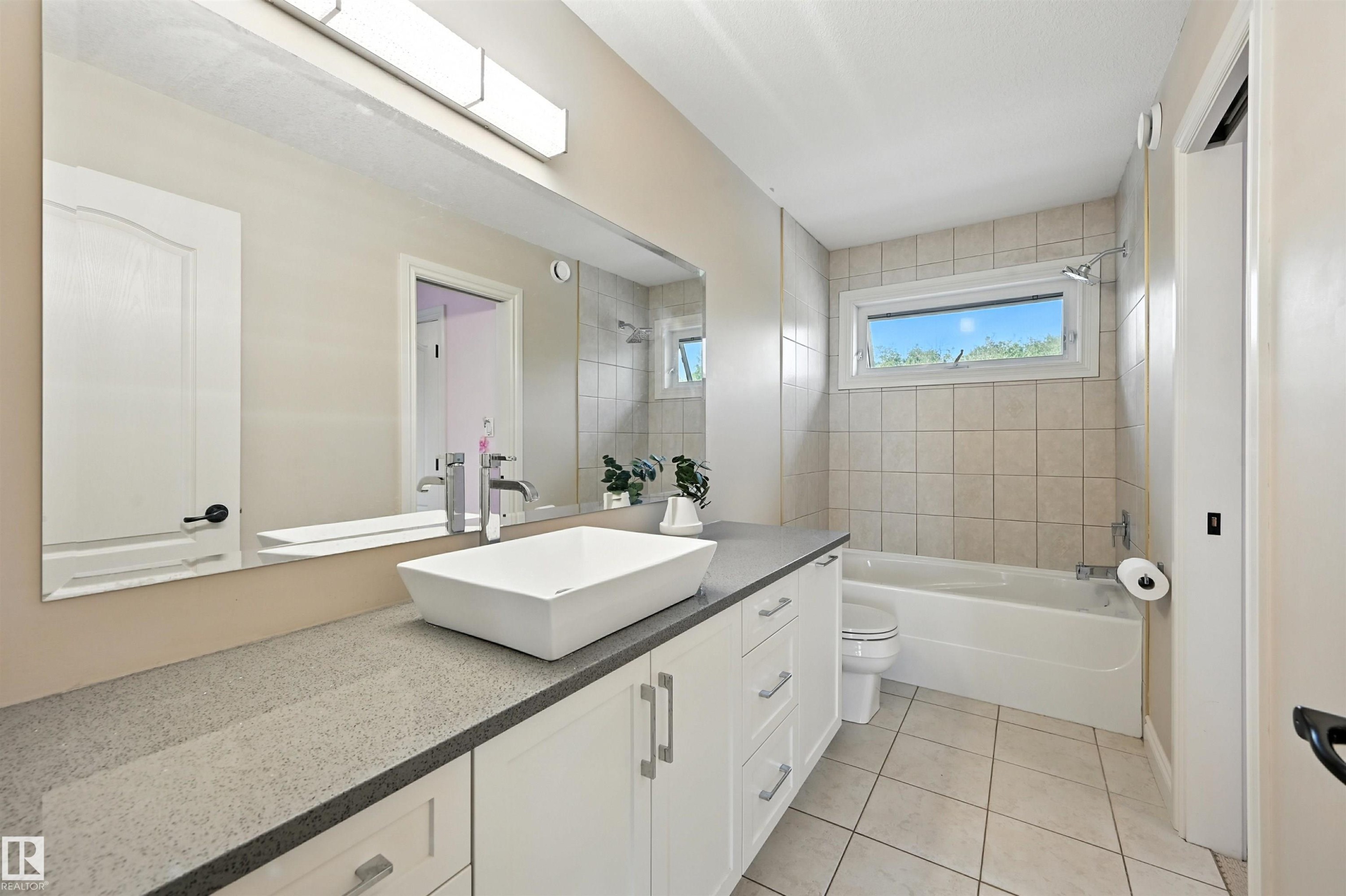 2426 Martell Crescent, Edmonton, AB - Indoor Photo Showing Bathroom