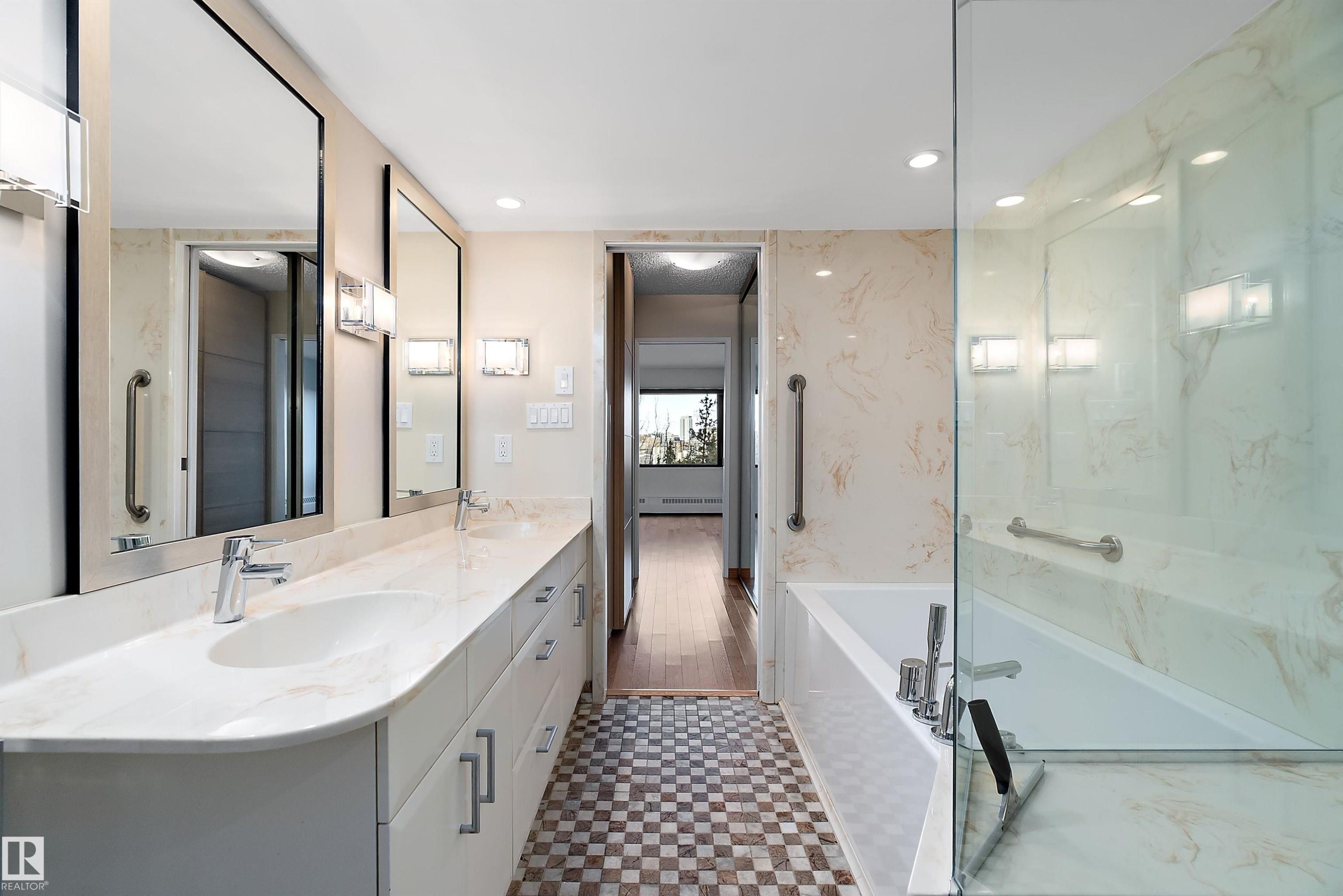 203 9929 Saskatchewan Drive, Edmonton, AB - Indoor Photo Showing Bathroom