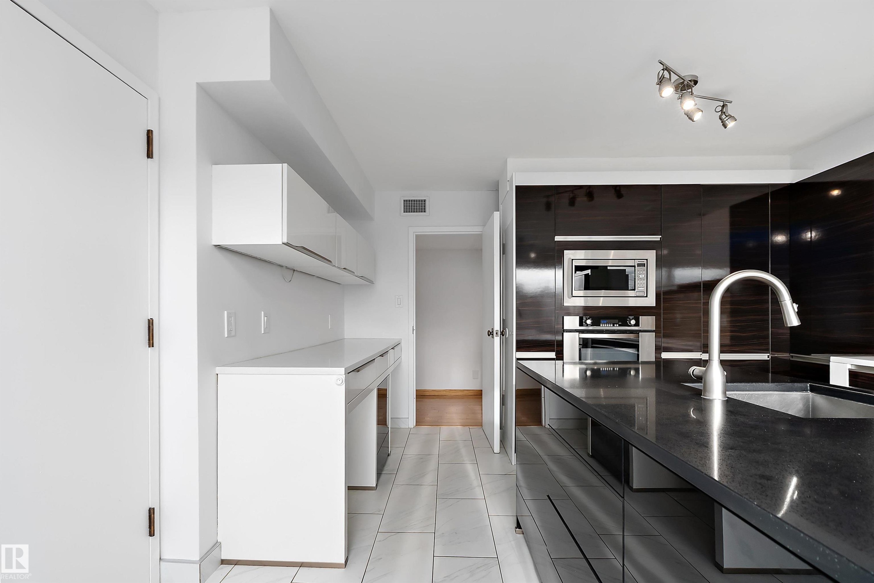 203 9929 Saskatchewan Drive, Edmonton, AB - Indoor Photo Showing Kitchen