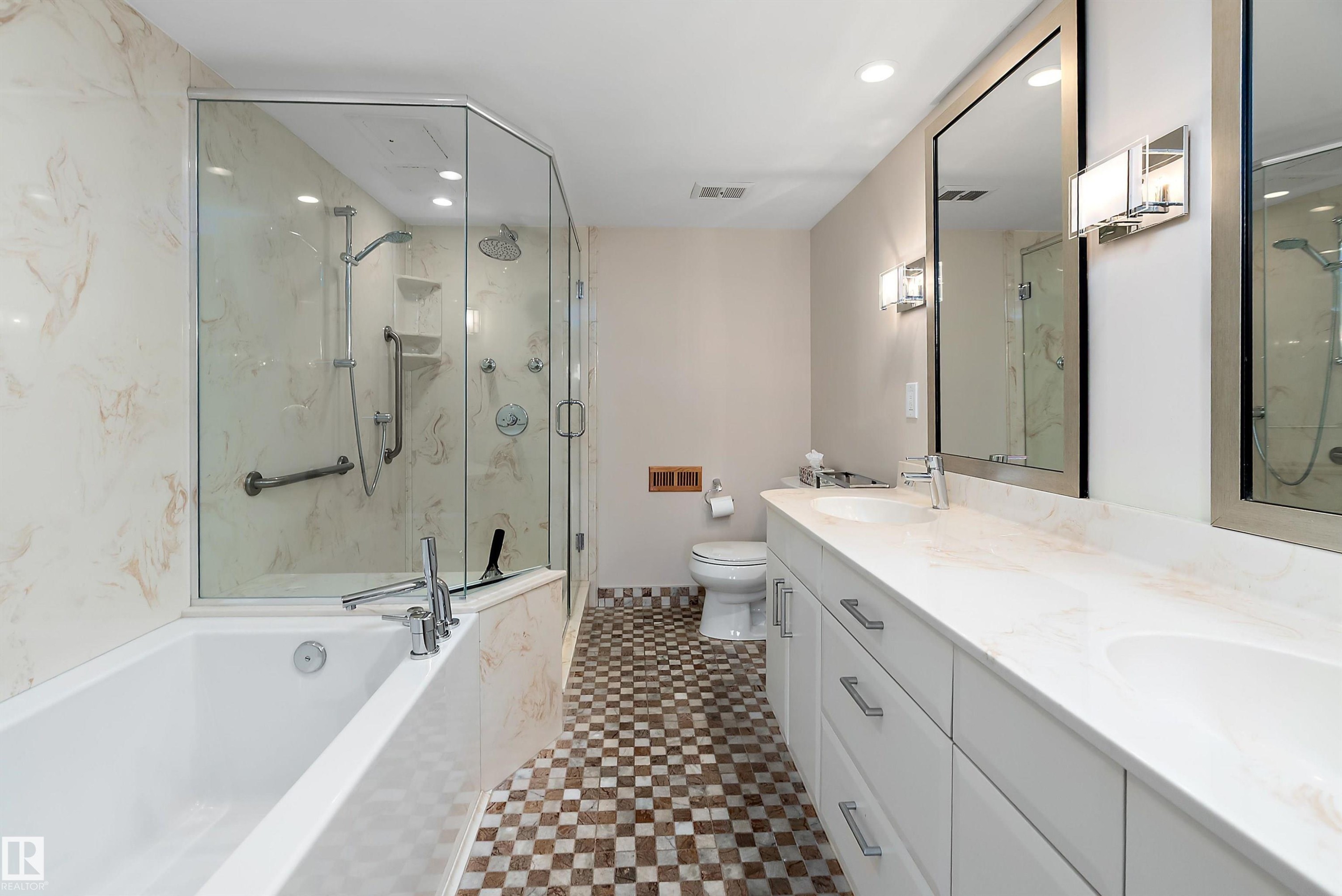 203 9929 Saskatchewan Drive, Edmonton, AB - Indoor Photo Showing Bathroom
