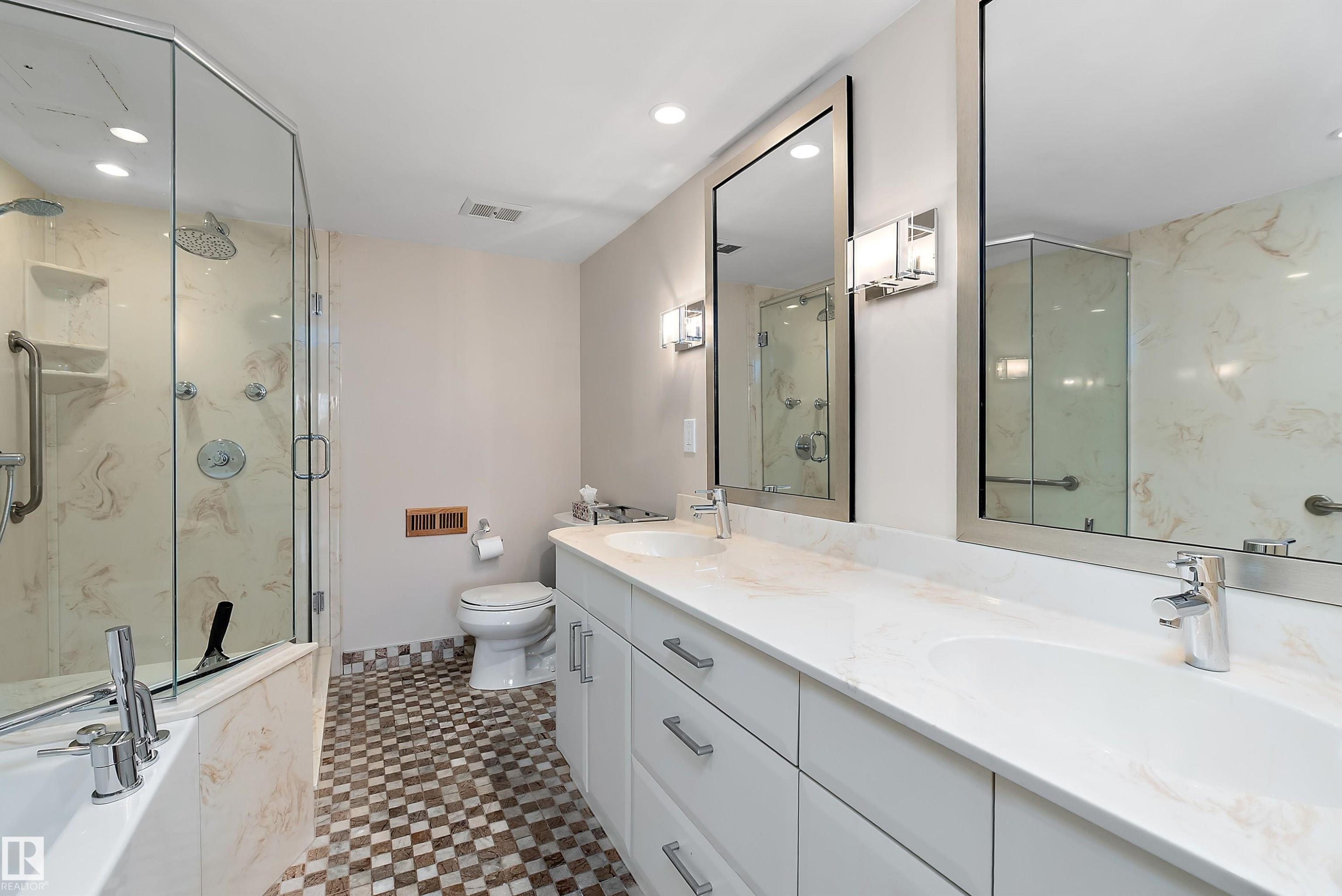 203 9929 Saskatchewan Drive, Edmonton, AB - Indoor Photo Showing Bathroom
