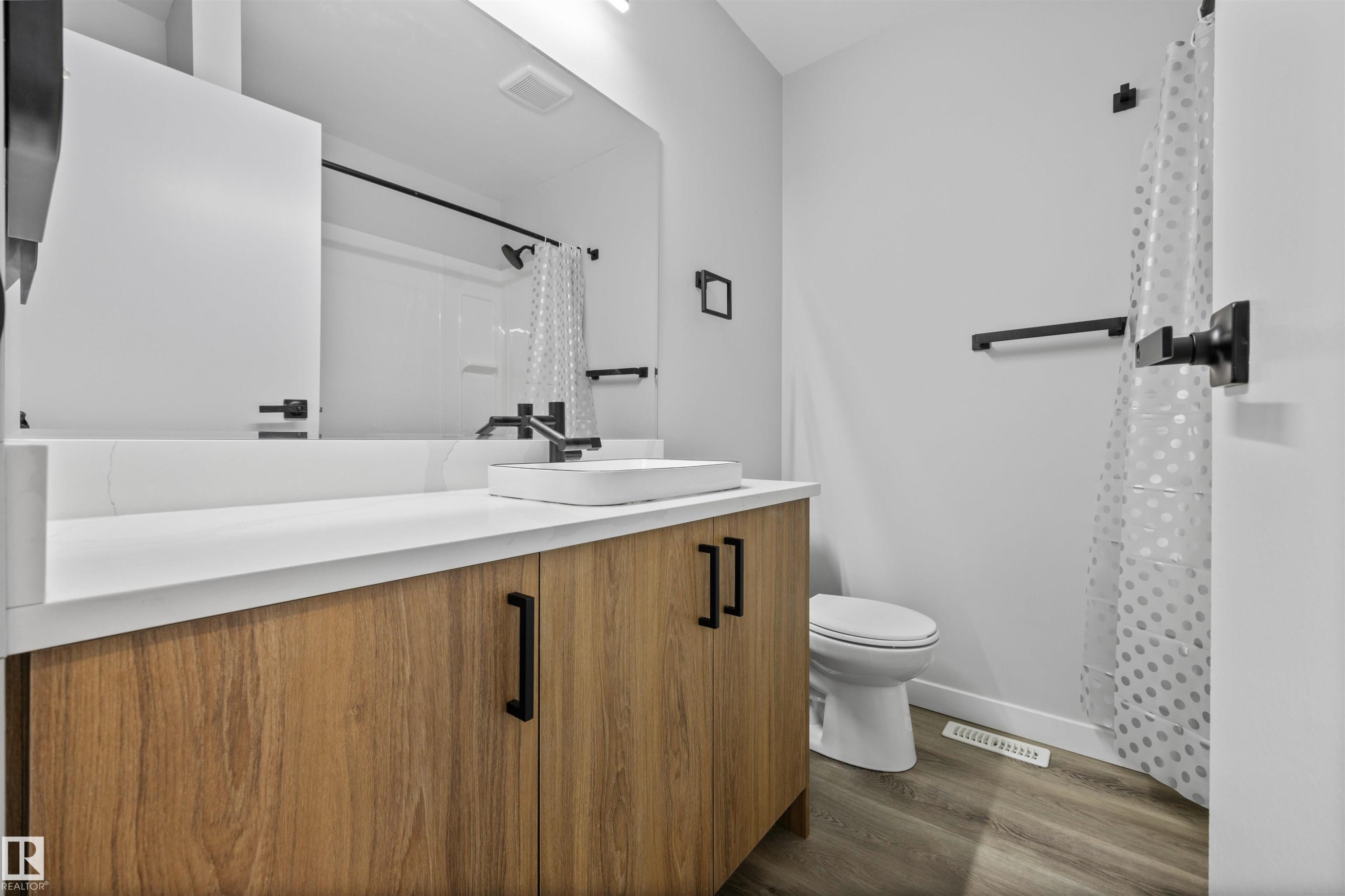 16924 95 Street, Edmonton, AB - Indoor Photo Showing Bathroom