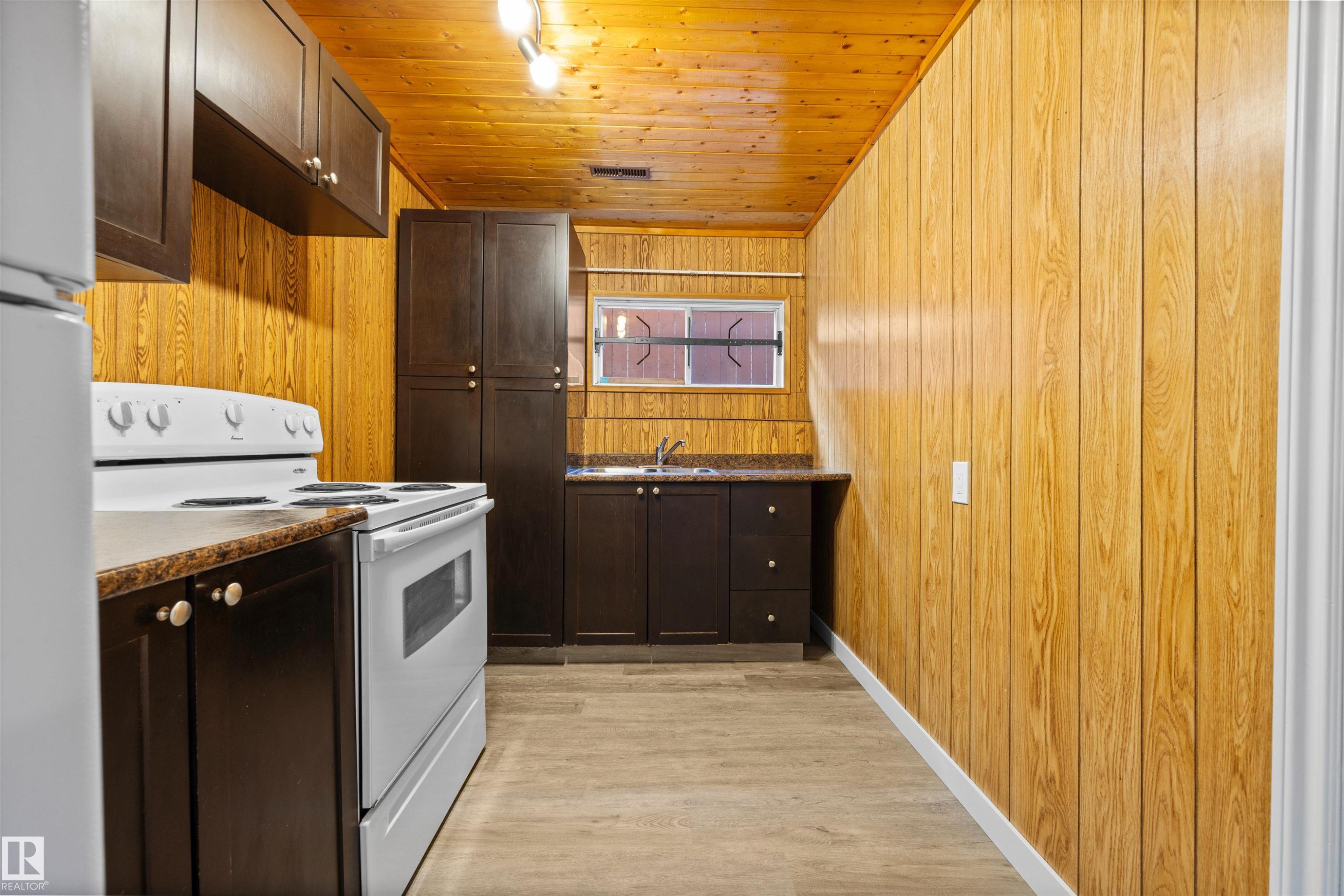 16924 95 Street, Edmonton, AB - Indoor Photo Showing Kitchen With Double Sink