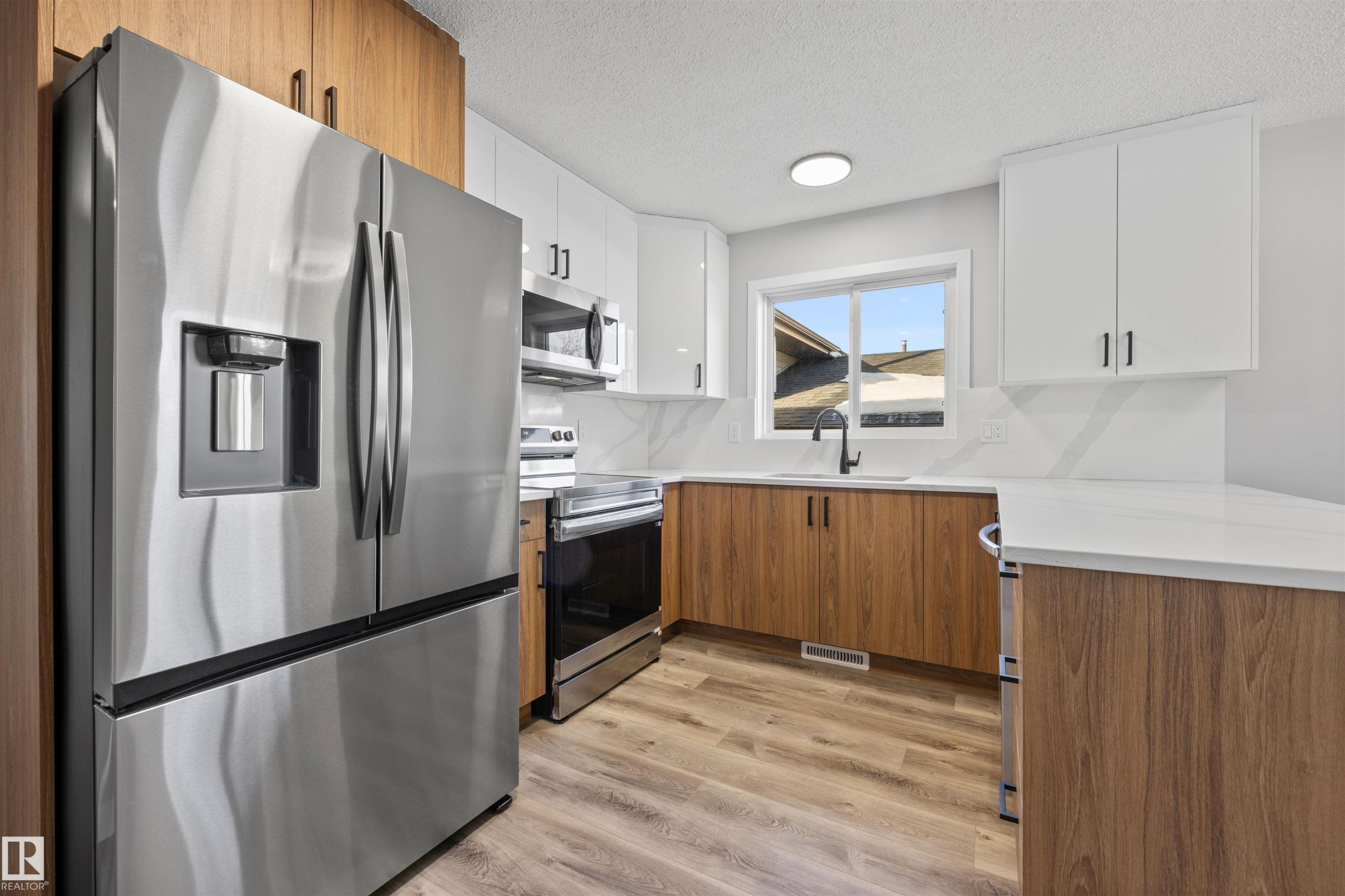 16924 95 Street, Edmonton, AB - Indoor Photo Showing Kitchen
