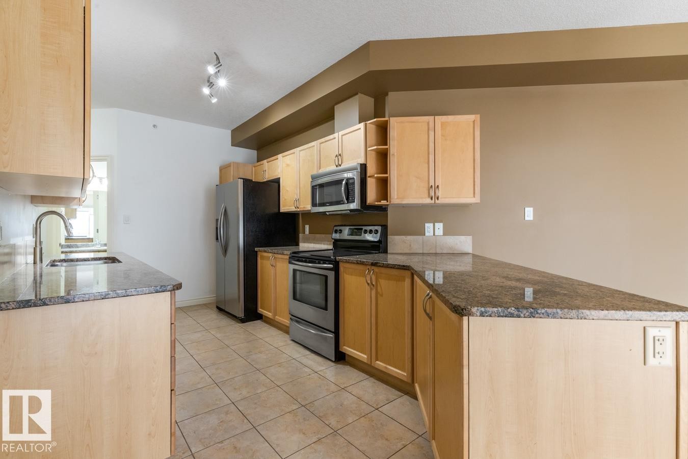 407 5 Perron Street, St. Albert, AB - Indoor Photo Showing Kitchen With Stainless Steel Kitchen