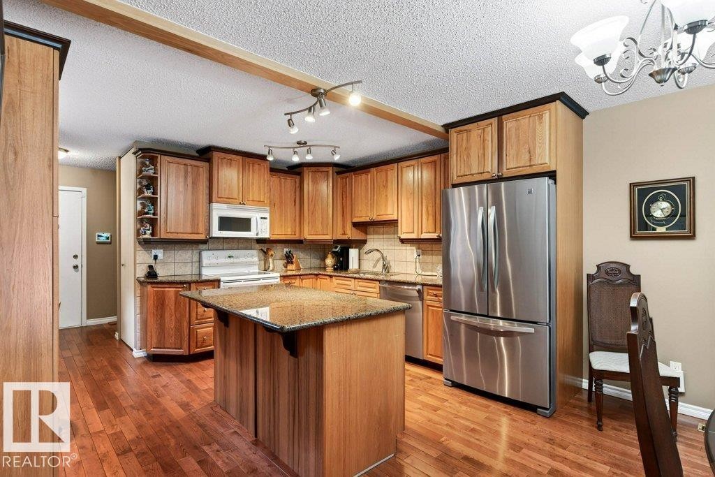 12 500 Lessard Drive, Edmonton, AB - Indoor Photo Showing Kitchen