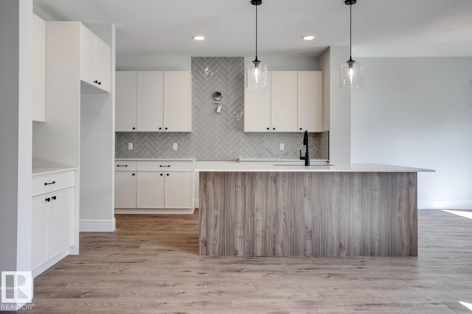 223 Ravine Drive, Devon, AB - Indoor Photo Showing Kitchen