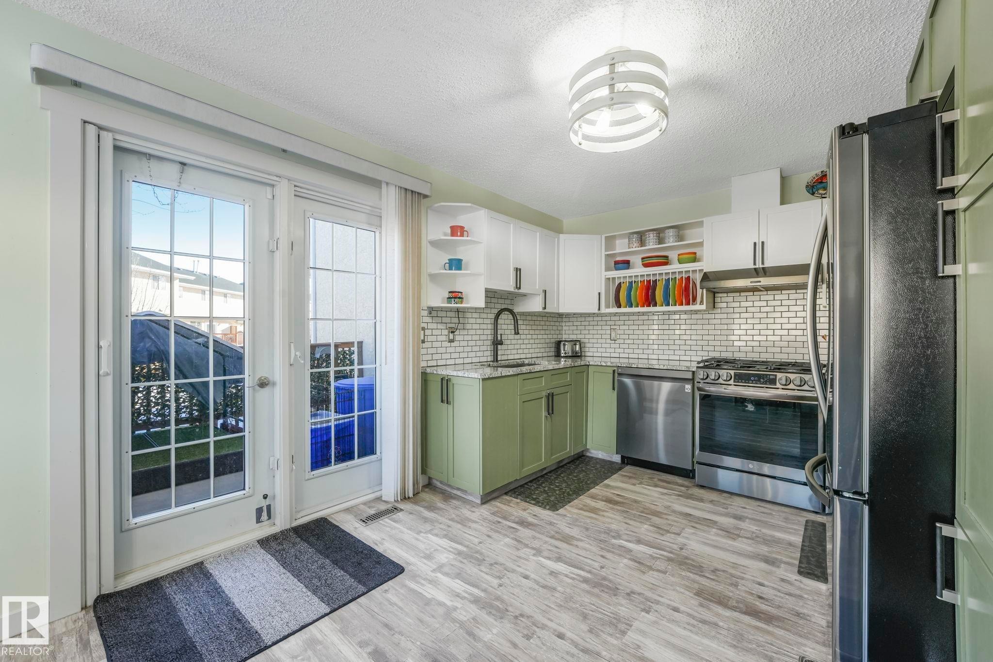 24 2419 133 Avenue, Edmonton, AB - Indoor Photo Showing Kitchen