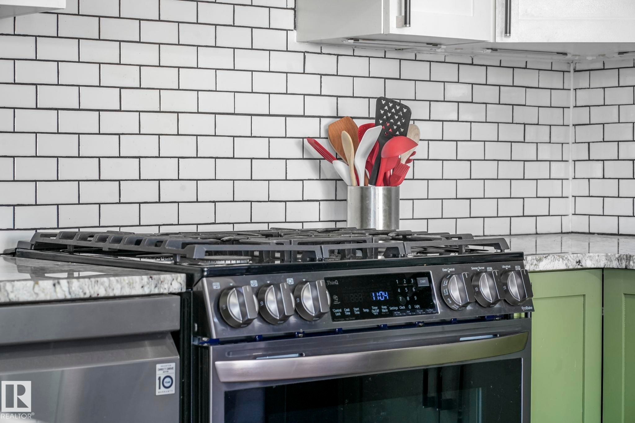 24 2419 133 Avenue, Edmonton, AB - Indoor Photo Showing Kitchen With Upgraded Kitchen