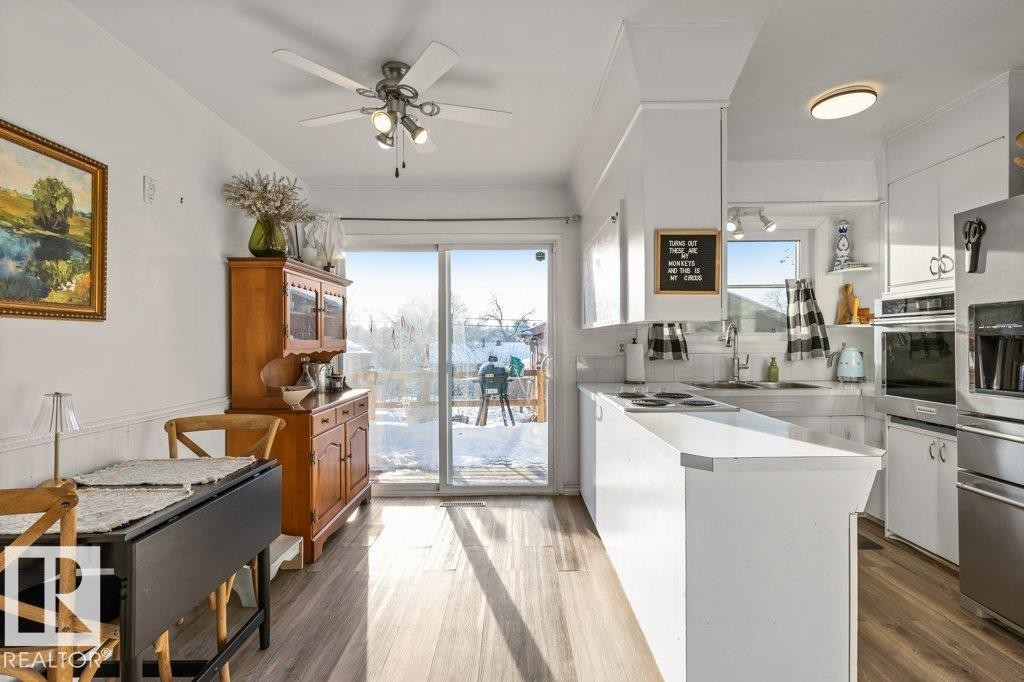 36 Sunset Blvd, St. Albert, AB - Indoor Photo Showing Kitchen With Double Sink