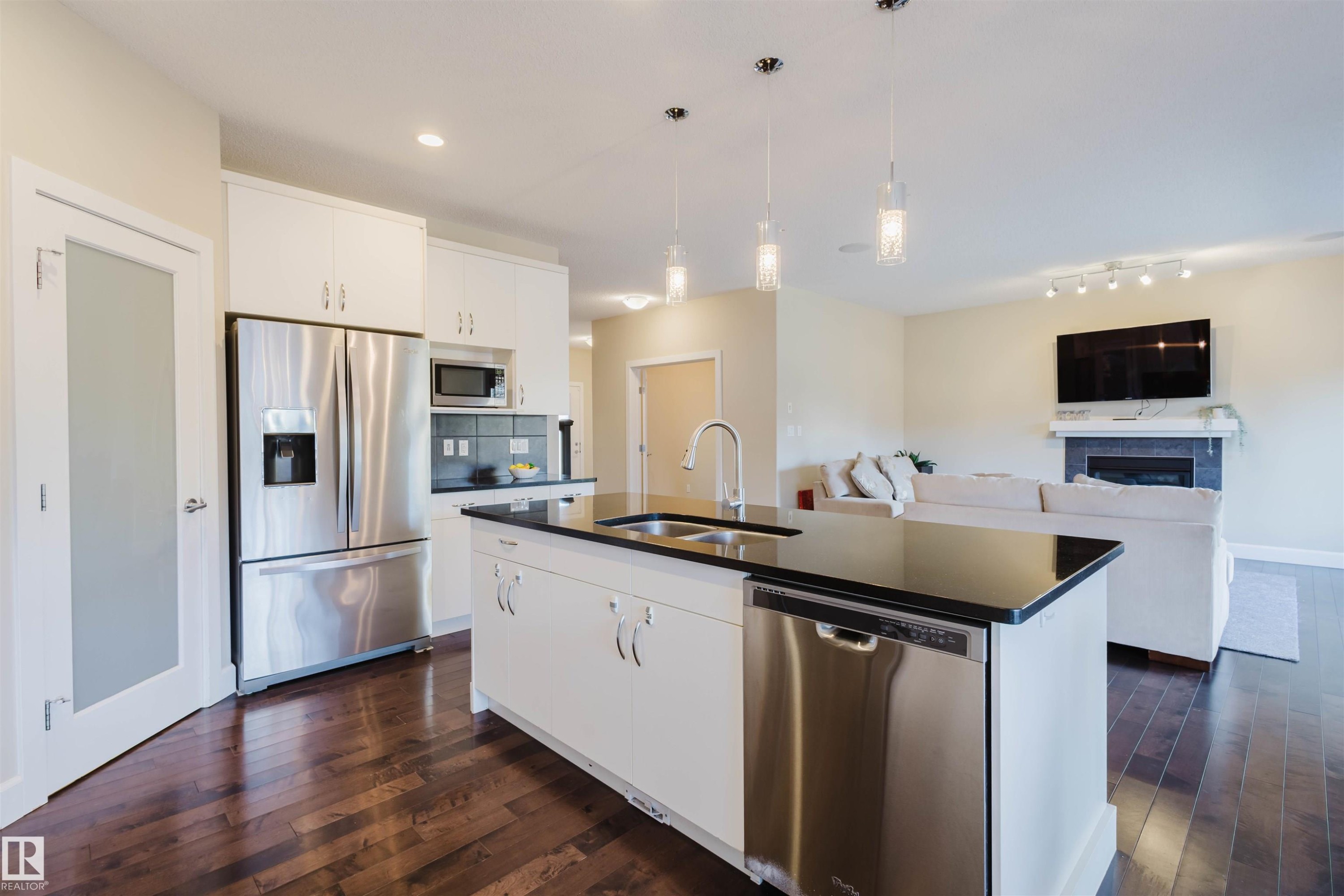 2122 Ware Road, Edmonton, AB - Indoor Photo Showing Kitchen With Double Sink With Upgraded Kitchen