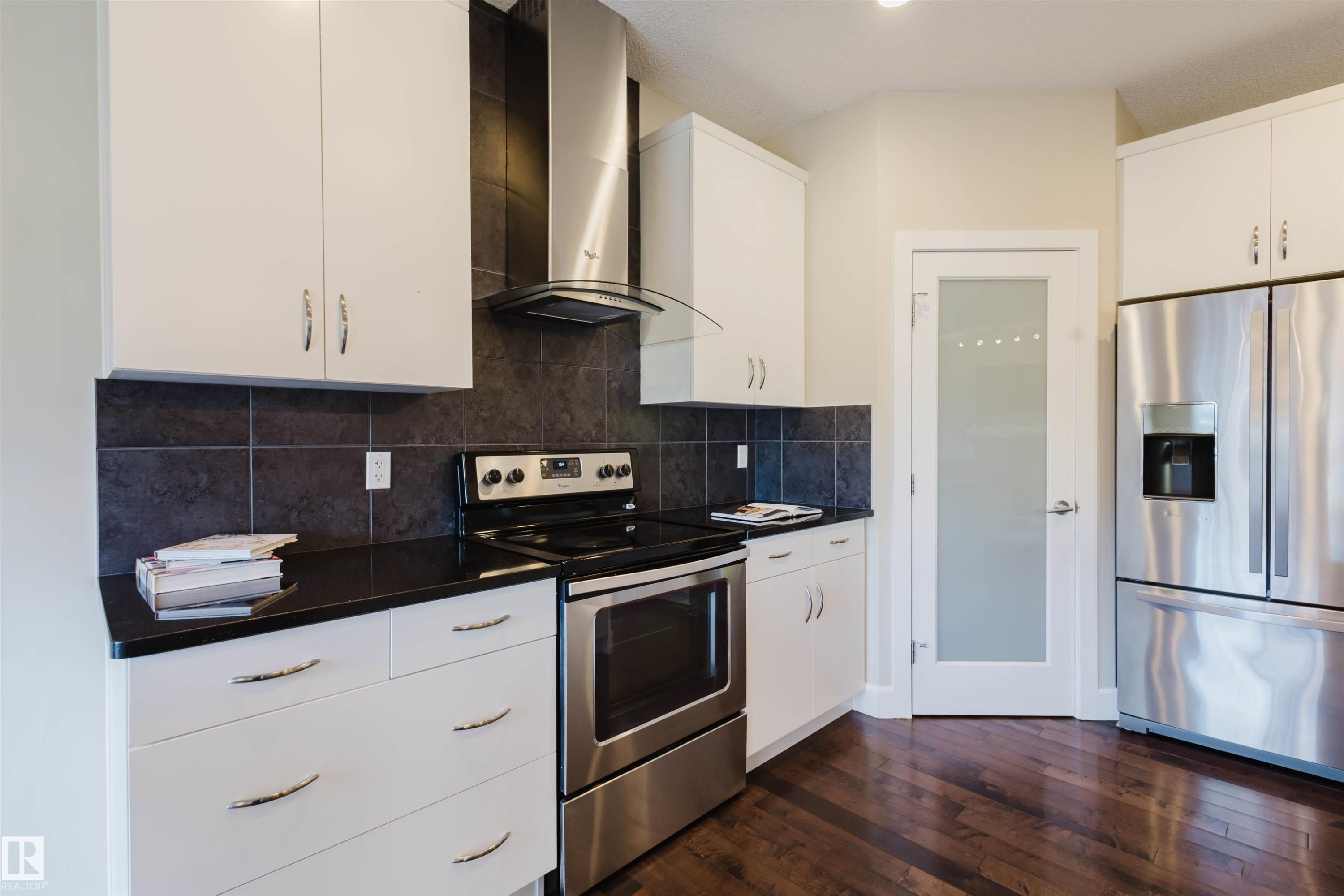 2122 Ware Road, Edmonton, AB - Indoor Photo Showing Kitchen With Upgraded Kitchen