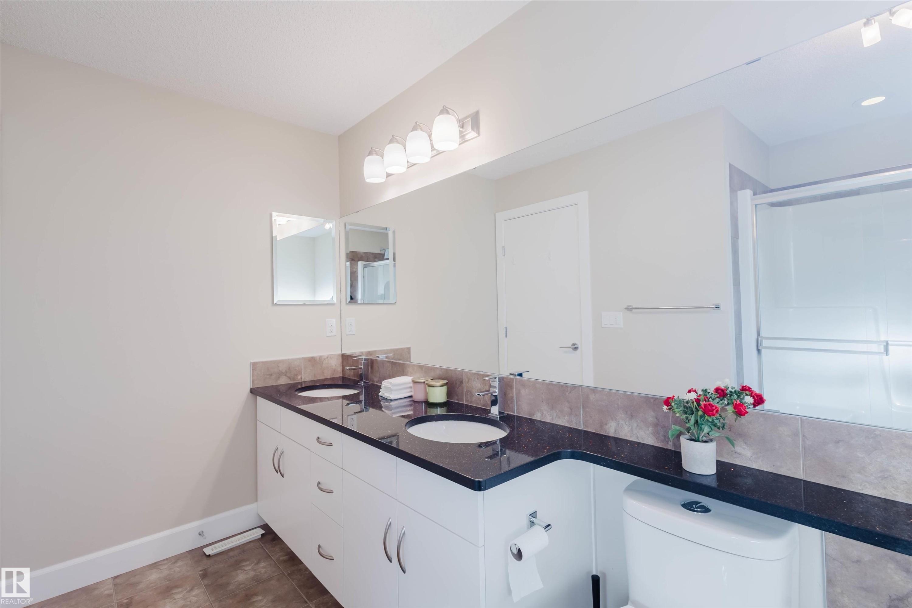 2122 Ware Road, Edmonton, AB - Indoor Photo Showing Bathroom