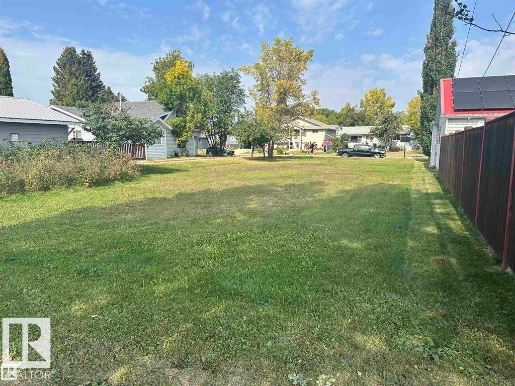 View of yard with a residential view - 4511 54 Avenue, Wetaskiwin, AB