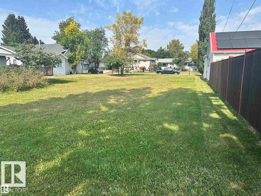 View of yard featuring a residential view - 4511 54 Avenue, Wetaskiwin, AB