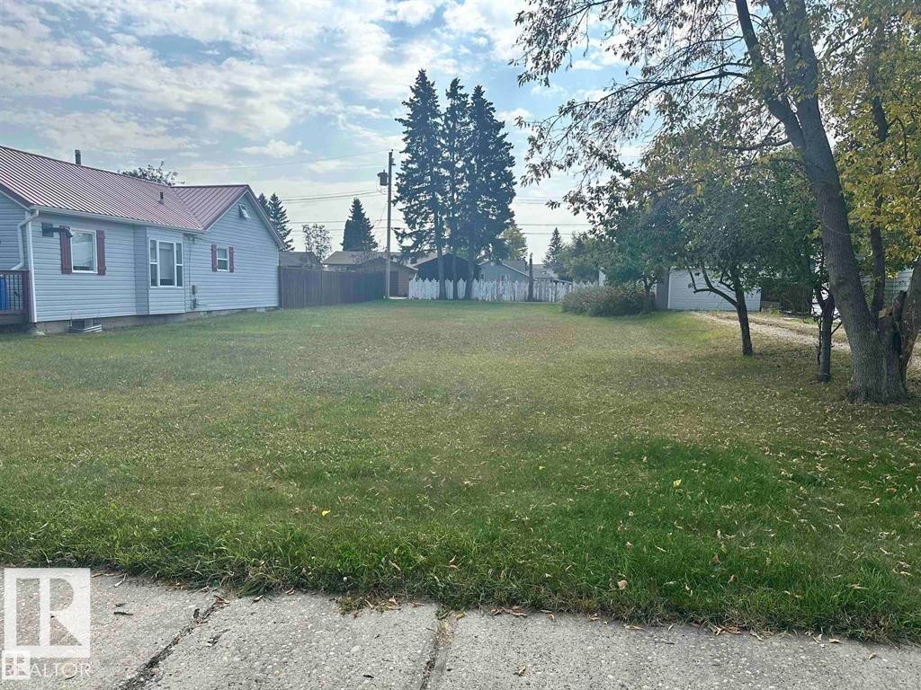 View of yard - 4511 54 Avenue, Wetaskiwin, AB