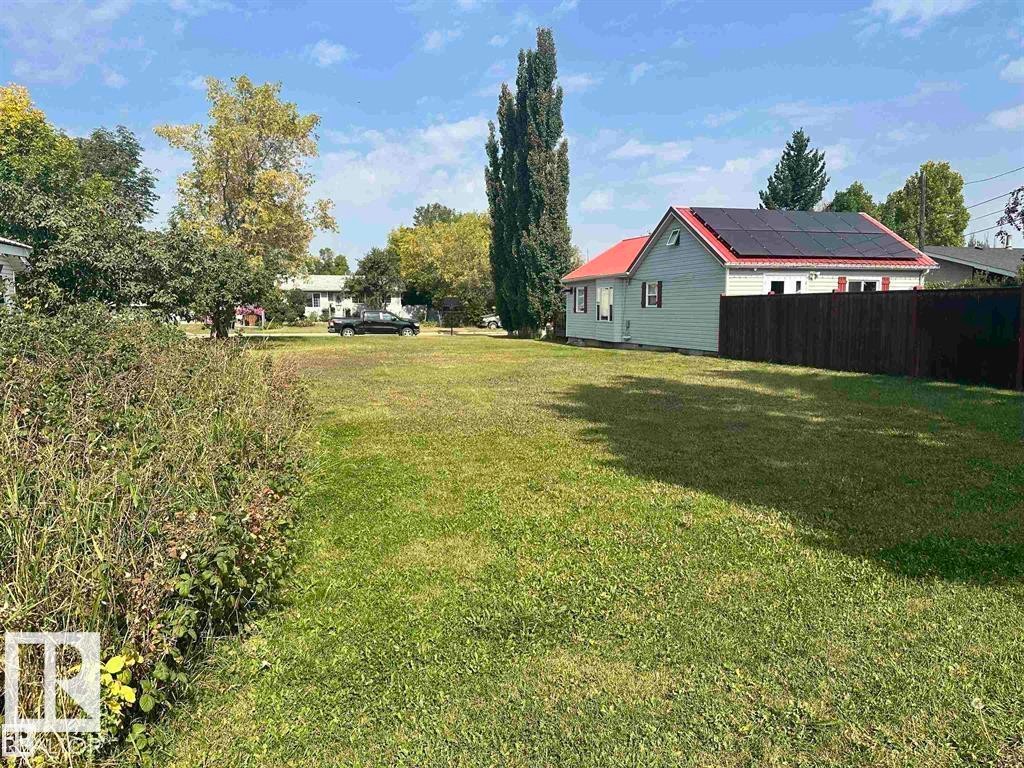 View of yard - 4511 54 Avenue, Wetaskiwin, AB