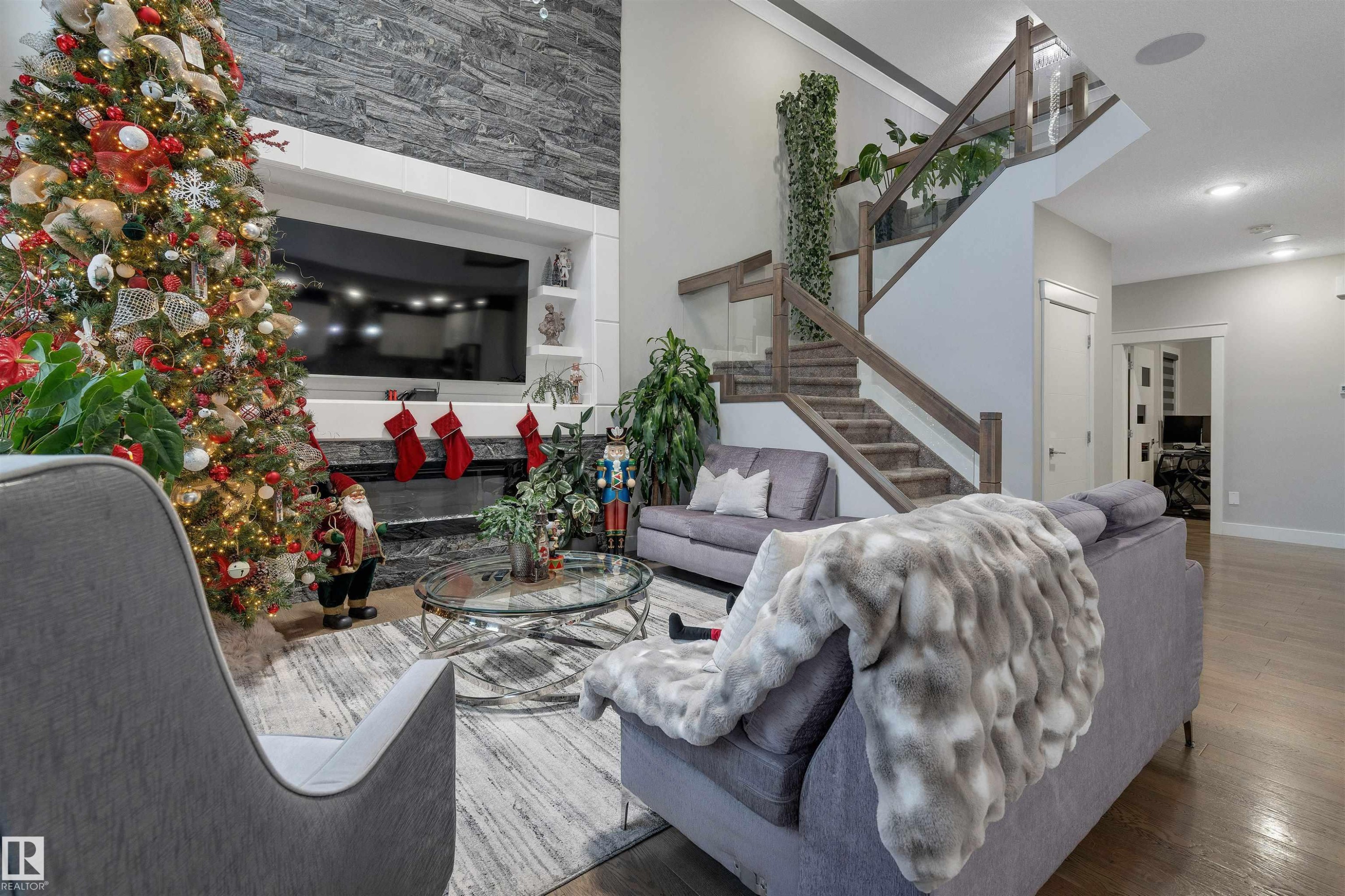 17022 62 Street, Edmonton, AB - Indoor Photo Showing Living Room