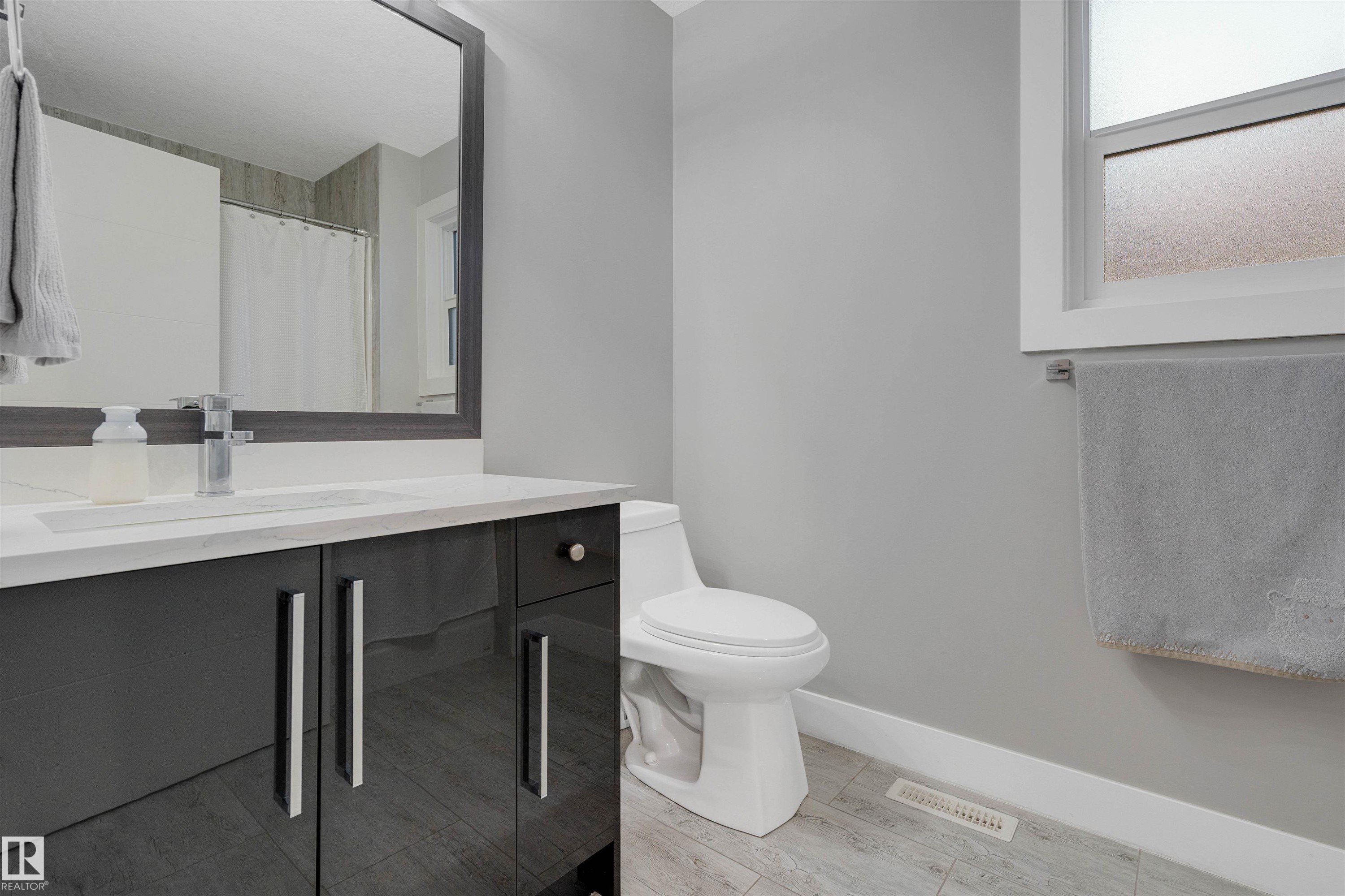 17022 62 Street, Edmonton, AB - Indoor Photo Showing Bathroom