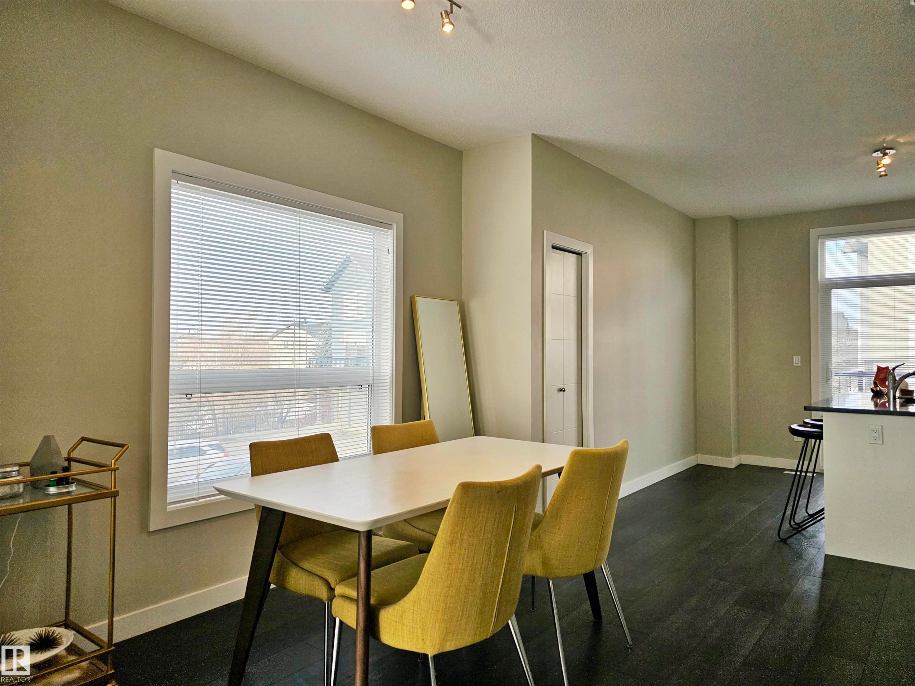 Dining room with dark wood-style floors and a textured ceiling - 129 2560 Pegasus Boulevard, Edmonton, AB - Indoor Photo Showing Dining Room