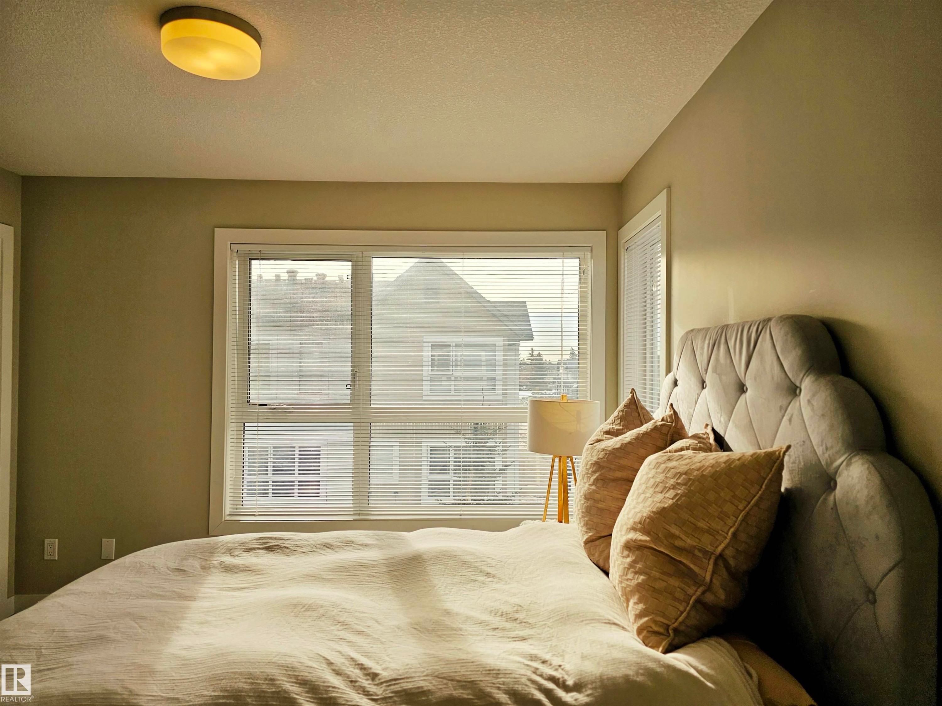 Bedroom featuring a textured ceiling - 129 2560 Pegasus Boulevard, Edmonton, AB - Indoor Photo Showing Bedroom
